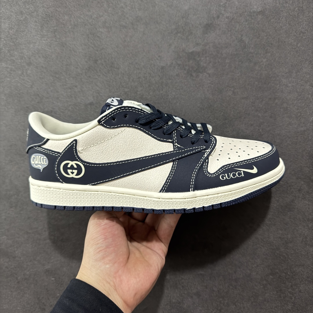 【定制版】Travis Scott x Fragment Design x Air Jordan 1 Low OG SP AJ1 乔1 古驰联名 信号黑 低帮文化休闲板鞋 LD2025-027  #多方联名合作融合了Travis Scott 独特的音乐风格,藤原浩个性的设计风格以及Jordan品牌的经典元素 使其成为一双具有独特身份和价值的鞋子 清新而立体的外观加上联名标识更突出了其独特身份 这种配色方案显示出活力和时尚感 在视觉上引人注目 鞋身的质感和细腻的细节处理使其显得高端而格调十足 这款“倒钩”联名是设计与创意完美结合 融合多方的个性风格是一款备受瞩目的潮流鞋款  尺码:36 36.5 37.5 38 38.5 39 40 40.5 41 42 42.5 43 44 44.5 45-选品中心