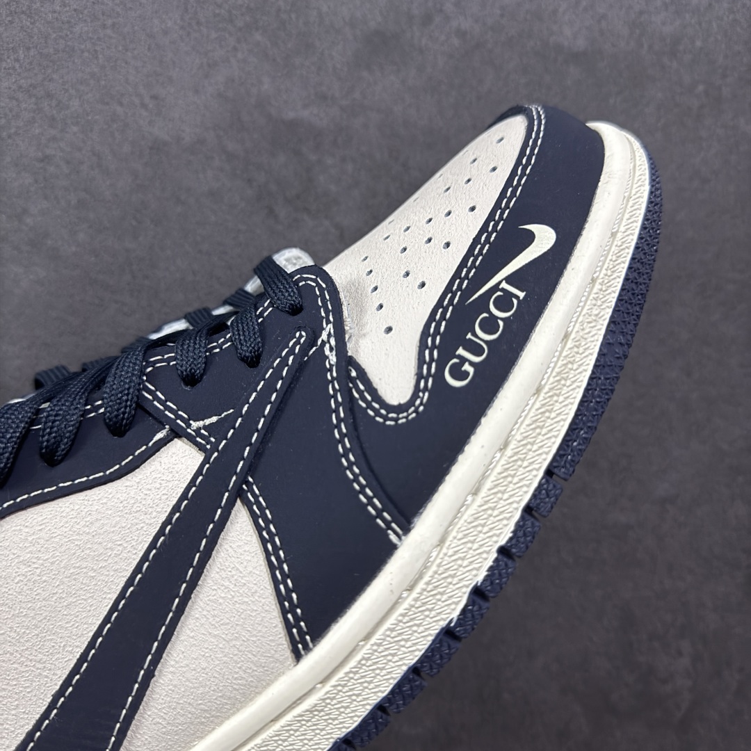 图片[5]-【定制版】Travis Scott x Fragment Design x Air Jordan 1 Low OG SP AJ1 乔1 古驰联名 信号黑 低帮文化休闲板鞋 LD2025-027  #多方联名合作融合了Travis Scott 独特的音乐风格，藤原浩个性的设计风格以及Jordan品牌的经典元素 使其成为一双具有独特身份和价值的鞋子 清新而立体的外观加上联名标识更突出了其独特身份 这种配色方案显示出活力和时尚感 在视觉上引人注目 鞋身的质感和细腻的细节处理使其显得高端而格调十足 这款“倒钩”联名是设计与创意完美结合 融合多方的个性风格是一款备受瞩目的潮流鞋款  尺码：36 36.5 37.5 38 38.5 39 40 40.5 41 42 42.5 43 44 44.5 45-选品中心