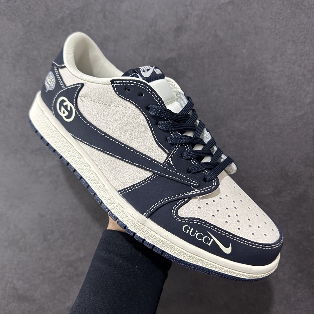 图片[3]-【定制版】Travis Scott x Fragment Design x Air Jordan 1 Low OG SP AJ1 乔1 古驰联名 信号黑 低帮文化休闲板鞋 LD2025-027  #多方联名合作融合了Travis Scott 独特的音乐风格，藤原浩个性的设计风格以及Jordan品牌的经典元素 使其成为一双具有独特身份和价值的鞋子 清新而立体的外观加上联名标识更突出了其独特身份 这种配色方案显示出活力和时尚感 在视觉上引人注目 鞋身的质感和细腻的细节处理使其显得高端而格调十足 这款“倒钩”联名是设计与创意完美结合 融合多方的个性风格是一款备受瞩目的潮流鞋款  尺码：36 36.5 37.5 38 38.5 39 40 40.5 41 42 42.5 43 44 44.5 45-选品中心