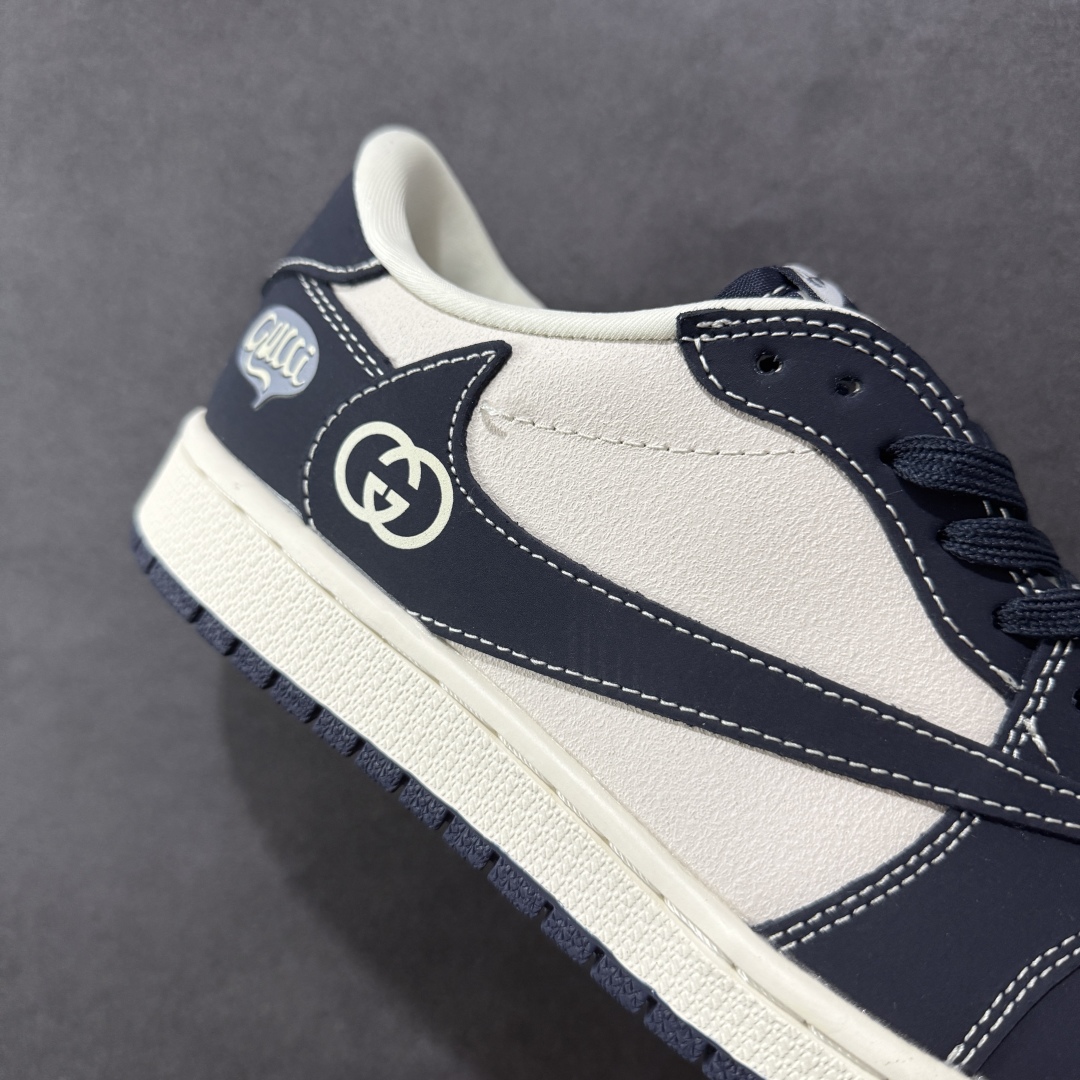 图片[6]-【定制版】Travis Scott x Fragment Design x Air Jordan 1 Low OG SP AJ1 乔1 古驰联名 信号黑 低帮文化休闲板鞋 LD2025-027  #多方联名合作融合了Travis Scott 独特的音乐风格，藤原浩个性的设计风格以及Jordan品牌的经典元素 使其成为一双具有独特身份和价值的鞋子 清新而立体的外观加上联名标识更突出了其独特身份 这种配色方案显示出活力和时尚感 在视觉上引人注目 鞋身的质感和细腻的细节处理使其显得高端而格调十足 这款“倒钩”联名是设计与创意完美结合 融合多方的个性风格是一款备受瞩目的潮流鞋款  尺码：36 36.5 37.5 38 38.5 39 40 40.5 41 42 42.5 43 44 44.5 45-选品中心