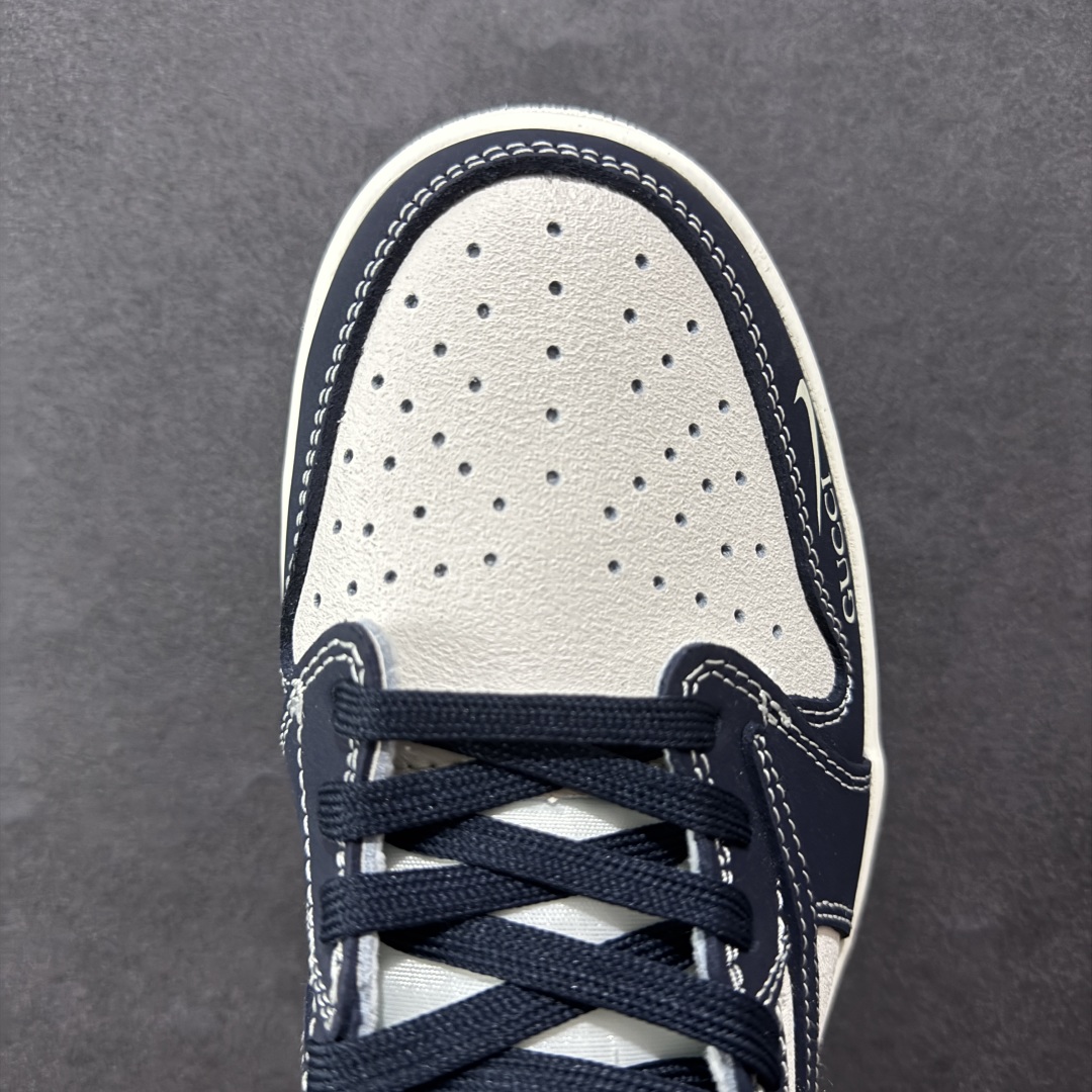 图片[8]-【定制版】Travis Scott x Fragment Design x Air Jordan 1 Low OG SP AJ1 乔1 古驰联名 信号黑 低帮文化休闲板鞋 LD2025-027  #多方联名合作融合了Travis Scott 独特的音乐风格，藤原浩个性的设计风格以及Jordan品牌的经典元素 使其成为一双具有独特身份和价值的鞋子 清新而立体的外观加上联名标识更突出了其独特身份 这种配色方案显示出活力和时尚感 在视觉上引人注目 鞋身的质感和细腻的细节处理使其显得高端而格调十足 这款“倒钩”联名是设计与创意完美结合 融合多方的个性风格是一款备受瞩目的潮流鞋款  尺码：36 36.5 37.5 38 38.5 39 40 40.5 41 42 42.5 43 44 44.5 45-选品中心