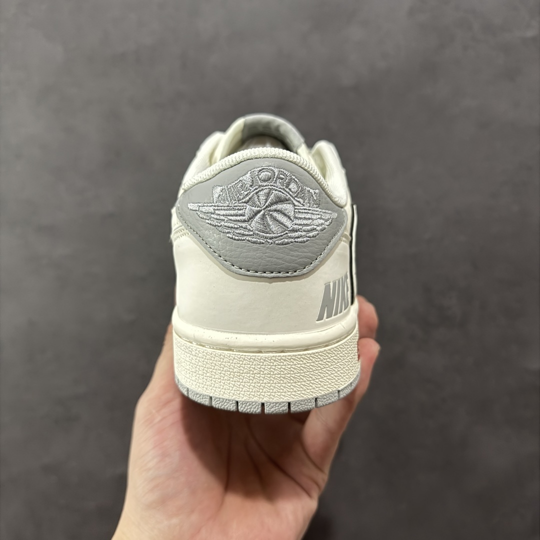 图片[4]-【定制版】Travis Scott x Fragment Design x Air Jordan 1 Low OG SP AJ1 乔1 多重灰勾 低帮文化休闲板鞋 XS7089-598  #多方联名合作融合了Travis Scott 独特的音乐风格，藤原浩个性的设计风格以及Jordan品牌的经典元素 使其成为一双具有独特身份和价值的鞋子 清新而立体的外观加上联名标识更突出了其独特身份 这种配色方案显示出活力和时尚感 在视觉上引人注目 鞋身的质感和细腻的细节处理使其显得高端而格调十足 这款“倒钩”联名是设计与创意完美结合 融合多方的个性风格是一款备受瞩目的潮流鞋款  尺码：36 36.5 37.5 38 38.5 39 40 40.5 41 42 42.5 43 44 44.5 45-选品中心