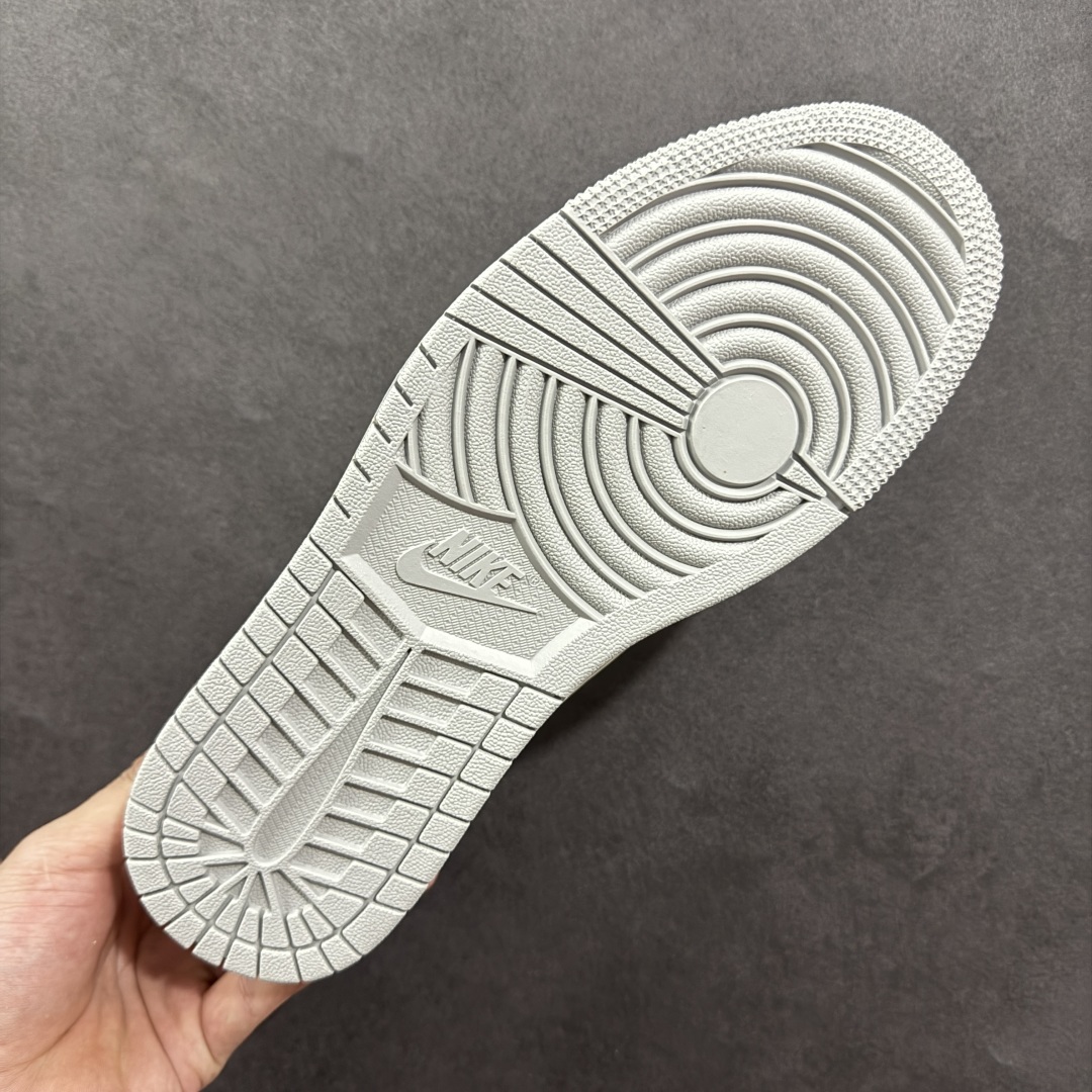 图片[9]-【定制版】Travis Scott x Fragment Design x Air Jordan 1 Low OG SP AJ1 乔1 多重灰勾 低帮文化休闲板鞋 XS7089-598  #多方联名合作融合了Travis Scott 独特的音乐风格，藤原浩个性的设计风格以及Jordan品牌的经典元素 使其成为一双具有独特身份和价值的鞋子 清新而立体的外观加上联名标识更突出了其独特身份 这种配色方案显示出活力和时尚感 在视觉上引人注目 鞋身的质感和细腻的细节处理使其显得高端而格调十足 这款“倒钩”联名是设计与创意完美结合 融合多方的个性风格是一款备受瞩目的潮流鞋款  尺码：36 36.5 37.5 38 38.5 39 40 40.5 41 42 42.5 43 44 44.5 45-选品中心