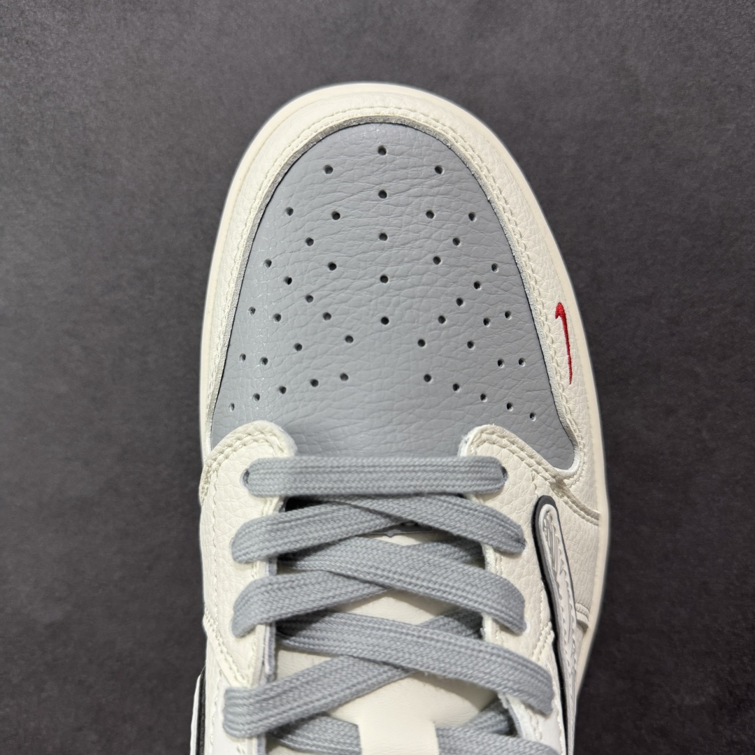 图片[8]-【定制版】Travis Scott x Fragment Design x Air Jordan 1 Low OG SP AJ1 乔1 多重灰勾 低帮文化休闲板鞋 XS7089-598  #多方联名合作融合了Travis Scott 独特的音乐风格，藤原浩个性的设计风格以及Jordan品牌的经典元素 使其成为一双具有独特身份和价值的鞋子 清新而立体的外观加上联名标识更突出了其独特身份 这种配色方案显示出活力和时尚感 在视觉上引人注目 鞋身的质感和细腻的细节处理使其显得高端而格调十足 这款“倒钩”联名是设计与创意完美结合 融合多方的个性风格是一款备受瞩目的潮流鞋款  尺码：36 36.5 37.5 38 38.5 39 40 40.5 41 42 42.5 43 44 44.5 45-选品中心