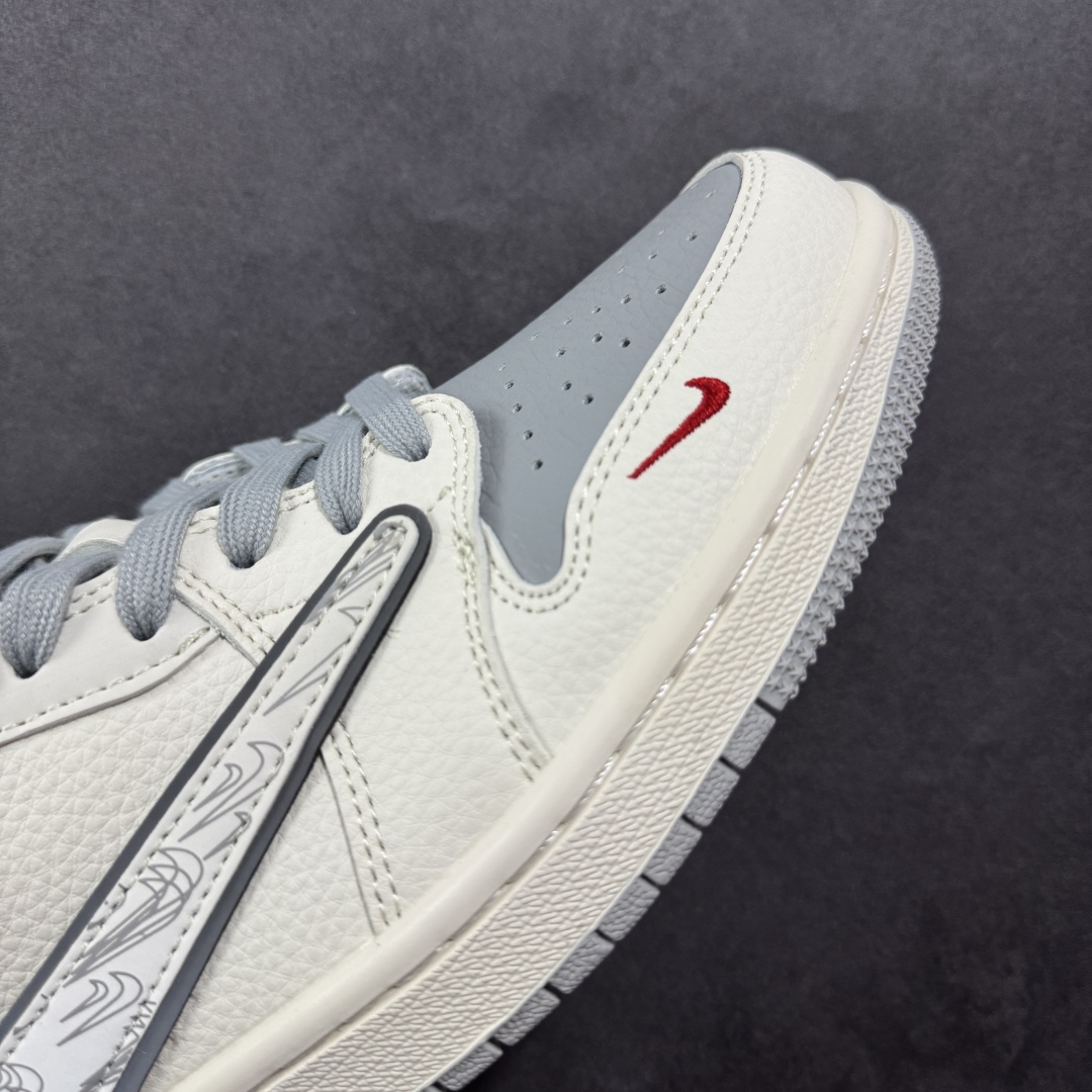图片[5]-【定制版】Travis Scott x Fragment Design x Air Jordan 1 Low OG SP AJ1 乔1 多重灰勾 低帮文化休闲板鞋 XS7089-598  #多方联名合作融合了Travis Scott 独特的音乐风格，藤原浩个性的设计风格以及Jordan品牌的经典元素 使其成为一双具有独特身份和价值的鞋子 清新而立体的外观加上联名标识更突出了其独特身份 这种配色方案显示出活力和时尚感 在视觉上引人注目 鞋身的质感和细腻的细节处理使其显得高端而格调十足 这款“倒钩”联名是设计与创意完美结合 融合多方的个性风格是一款备受瞩目的潮流鞋款  尺码：36 36.5 37.5 38 38.5 39 40 40.5 41 42 42.5 43 44 44.5 45-选品中心