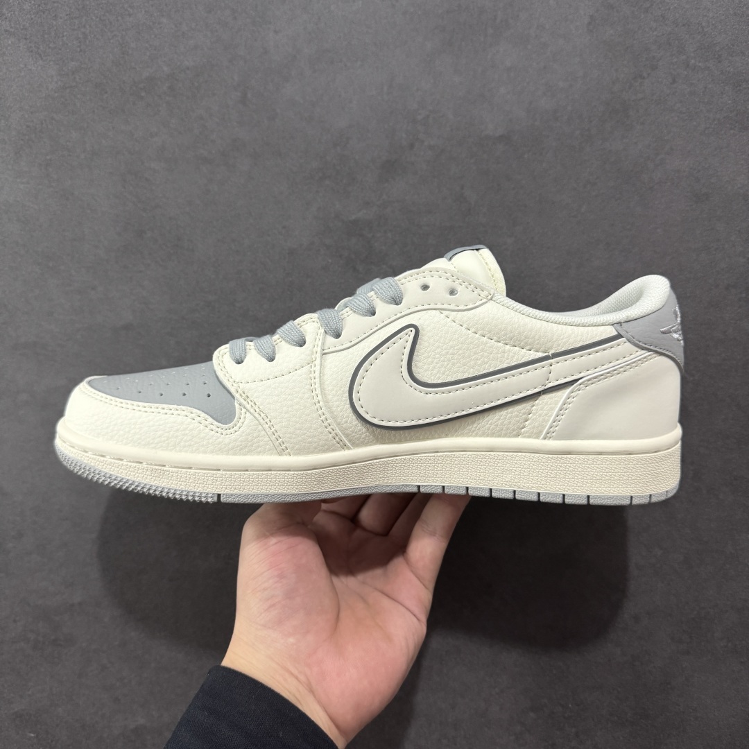 图片[2]-【定制版】Travis Scott x Fragment Design x Air Jordan 1 Low OG SP AJ1 乔1 多重灰勾 低帮文化休闲板鞋 XS7089-598  #多方联名合作融合了Travis Scott 独特的音乐风格，藤原浩个性的设计风格以及Jordan品牌的经典元素 使其成为一双具有独特身份和价值的鞋子 清新而立体的外观加上联名标识更突出了其独特身份 这种配色方案显示出活力和时尚感 在视觉上引人注目 鞋身的质感和细腻的细节处理使其显得高端而格调十足 这款“倒钩”联名是设计与创意完美结合 融合多方的个性风格是一款备受瞩目的潮流鞋款  尺码：36 36.5 37.5 38 38.5 39 40 40.5 41 42 42.5 43 44 44.5 45-选品中心