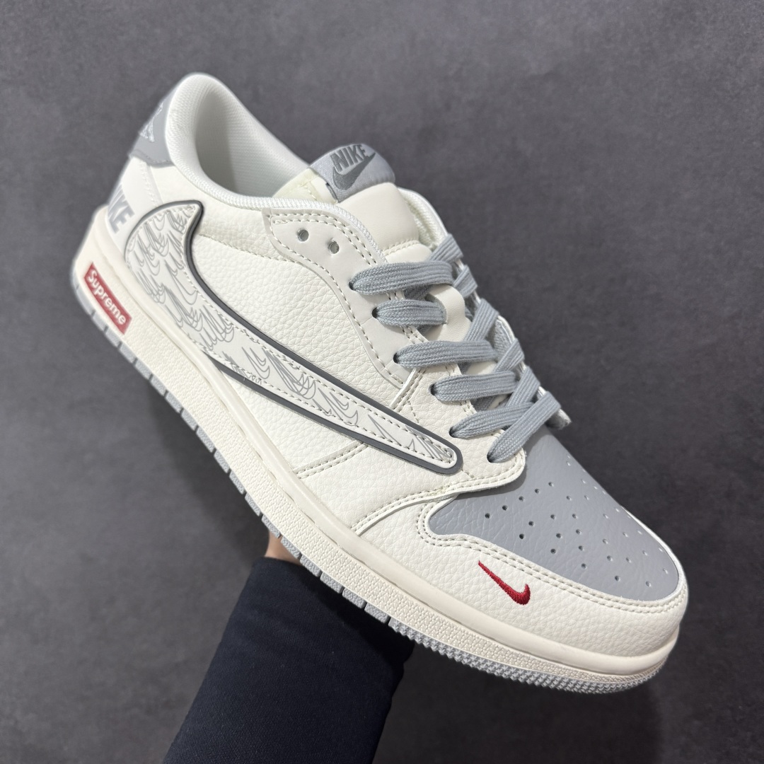 图片[3]-【定制版】Travis Scott x Fragment Design x Air Jordan 1 Low OG SP AJ1 乔1 多重灰勾 低帮文化休闲板鞋 XS7089-598  #多方联名合作融合了Travis Scott 独特的音乐风格，藤原浩个性的设计风格以及Jordan品牌的经典元素 使其成为一双具有独特身份和价值的鞋子 清新而立体的外观加上联名标识更突出了其独特身份 这种配色方案显示出活力和时尚感 在视觉上引人注目 鞋身的质感和细腻的细节处理使其显得高端而格调十足 这款“倒钩”联名是设计与创意完美结合 融合多方的个性风格是一款备受瞩目的潮流鞋款  尺码：36 36.5 37.5 38 38.5 39 40 40.5 41 42 42.5 43 44 44.5 45-选品中心