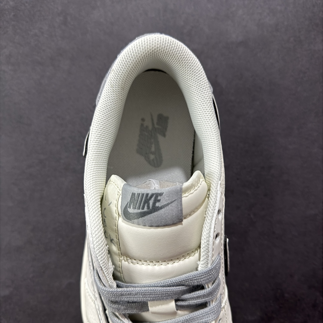 图片[7]-【定制版】Travis Scott x Fragment Design x Air Jordan 1 Low OG SP AJ1 乔1 多重灰勾 低帮文化休闲板鞋 XS7089-598  #多方联名合作融合了Travis Scott 独特的音乐风格，藤原浩个性的设计风格以及Jordan品牌的经典元素 使其成为一双具有独特身份和价值的鞋子 清新而立体的外观加上联名标识更突出了其独特身份 这种配色方案显示出活力和时尚感 在视觉上引人注目 鞋身的质感和细腻的细节处理使其显得高端而格调十足 这款“倒钩”联名是设计与创意完美结合 融合多方的个性风格是一款备受瞩目的潮流鞋款  尺码：36 36.5 37.5 38 38.5 39 40 40.5 41 42 42.5 43 44 44.5 45-选品中心