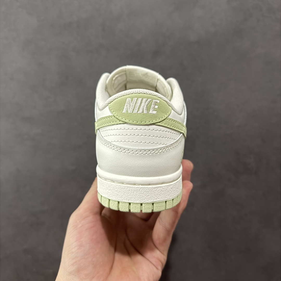 图片[4]-【YC纯原】NK Dunk Low 春日来信WG0212-016 当杏仁奶白的温柔，遇见枝头初绽的嫩绿，鞋侧Swoosh 轻盈点缀，似春风在信上落下的笔锋，后跟的精致纹样，如信笺末页封印，藏着往春的寄托。把整个夏天穿成会呼吸的诗意，以新生之色，重构街头呼吸频率。一步生新绿，十步成清风，让浅绿叶纹在足间舒展，踏碎盛夏的燥意。定制系列天花板 无原鞋不开发 全系列得物原鞋一比一校对开发 配色持续更新中 终端对接 优势输出 全套原厂楦头原纸板数据档案倾力打造 原汁原味莞产 极致还原 圈内最强针车工艺 高端零售指定版 广东原厂配套原盒原标 鞋盒分三个尺码段 原厂冲刀 超高清洁度 全鞋零毛边皮料切割 采用原厂百宏鞋带以及原厂百宏织唛舌标 内标可供原厂几率过验 进口原装条纹中底布 四线拉帮白色点胶 原厂拉帮手法遵循公司 原厂电绣 极致还原 尺码：35.5 36 36.5 37.5 38 38.5 39 40-选品中心