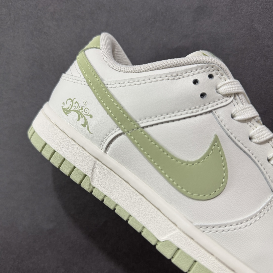 图片[6]-【YC纯原】NK Dunk Low 春日来信WG0212-016 当杏仁奶白的温柔，遇见枝头初绽的嫩绿，鞋侧Swoosh 轻盈点缀，似春风在信上落下的笔锋，后跟的精致纹样，如信笺末页封印，藏着往春的寄托。把整个夏天穿成会呼吸的诗意，以新生之色，重构街头呼吸频率。一步生新绿，十步成清风，让浅绿叶纹在足间舒展，踏碎盛夏的燥意。定制系列天花板 无原鞋不开发 全系列得物原鞋一比一校对开发 配色持续更新中 终端对接 优势输出 全套原厂楦头原纸板数据档案倾力打造 原汁原味莞产 极致还原 圈内最强针车工艺 高端零售指定版 广东原厂配套原盒原标 鞋盒分三个尺码段 原厂冲刀 超高清洁度 全鞋零毛边皮料切割 采用原厂百宏鞋带以及原厂百宏织唛舌标 内标可供原厂几率过验 进口原装条纹中底布 四线拉帮白色点胶 原厂拉帮手法遵循公司 原厂电绣 极致还原 尺码：35.5 36 36.5 37.5 38 38.5 39 40-选品中心