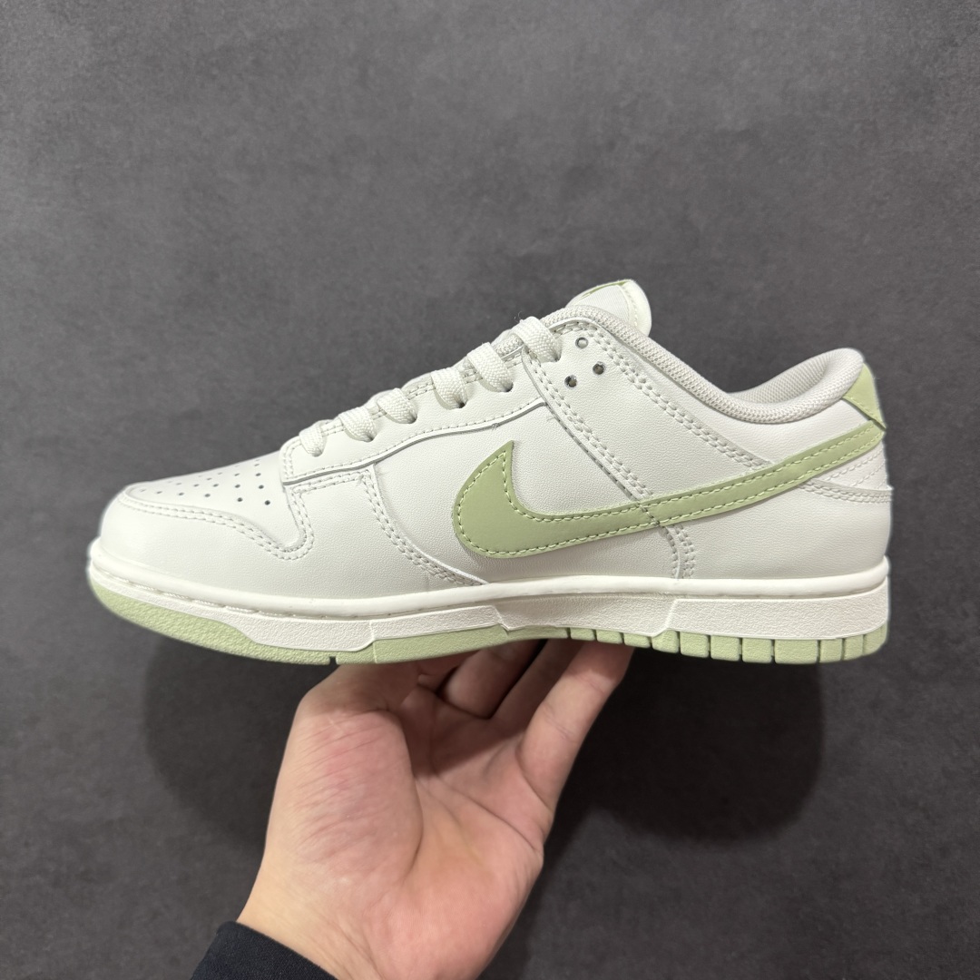 图片[2]-【YC纯原】NK Dunk Low 春日来信WG0212-016 当杏仁奶白的温柔，遇见枝头初绽的嫩绿，鞋侧Swoosh 轻盈点缀，似春风在信上落下的笔锋，后跟的精致纹样，如信笺末页封印，藏着往春的寄托。把整个夏天穿成会呼吸的诗意，以新生之色，重构街头呼吸频率。一步生新绿，十步成清风，让浅绿叶纹在足间舒展，踏碎盛夏的燥意。定制系列天花板 无原鞋不开发 全系列得物原鞋一比一校对开发 配色持续更新中 终端对接 优势输出 全套原厂楦头原纸板数据档案倾力打造 原汁原味莞产 极致还原 圈内最强针车工艺 高端零售指定版 广东原厂配套原盒原标 鞋盒分三个尺码段 原厂冲刀 超高清洁度 全鞋零毛边皮料切割 采用原厂百宏鞋带以及原厂百宏织唛舌标 内标可供原厂几率过验 进口原装条纹中底布 四线拉帮白色点胶 原厂拉帮手法遵循公司 原厂电绣 极致还原 尺码：35.5 36 36.5 37.5 38 38.5 39 40-选品中心