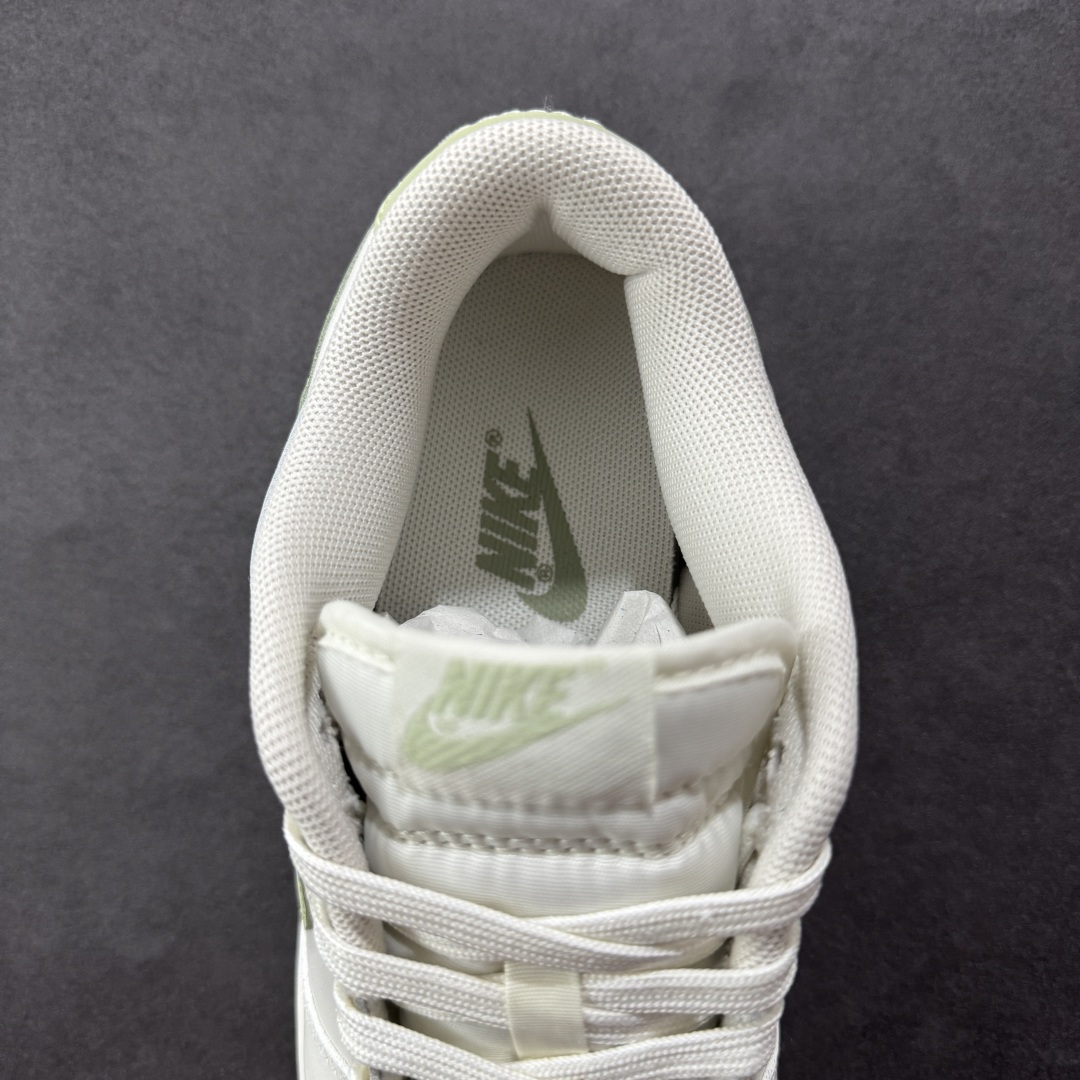 图片[7]-【YC纯原】NK Dunk Low 春日来信WG0212-016 当杏仁奶白的温柔，遇见枝头初绽的嫩绿，鞋侧Swoosh 轻盈点缀，似春风在信上落下的笔锋，后跟的精致纹样，如信笺末页封印，藏着往春的寄托。把整个夏天穿成会呼吸的诗意，以新生之色，重构街头呼吸频率。一步生新绿，十步成清风，让浅绿叶纹在足间舒展，踏碎盛夏的燥意。定制系列天花板 无原鞋不开发 全系列得物原鞋一比一校对开发 配色持续更新中 终端对接 优势输出 全套原厂楦头原纸板数据档案倾力打造 原汁原味莞产 极致还原 圈内最强针车工艺 高端零售指定版 广东原厂配套原盒原标 鞋盒分三个尺码段 原厂冲刀 超高清洁度 全鞋零毛边皮料切割 采用原厂百宏鞋带以及原厂百宏织唛舌标 内标可供原厂几率过验 进口原装条纹中底布 四线拉帮白色点胶 原厂拉帮手法遵循公司 原厂电绣 极致还原 尺码：35.5 36 36.5 37.5 38 38.5 39 40-选品中心