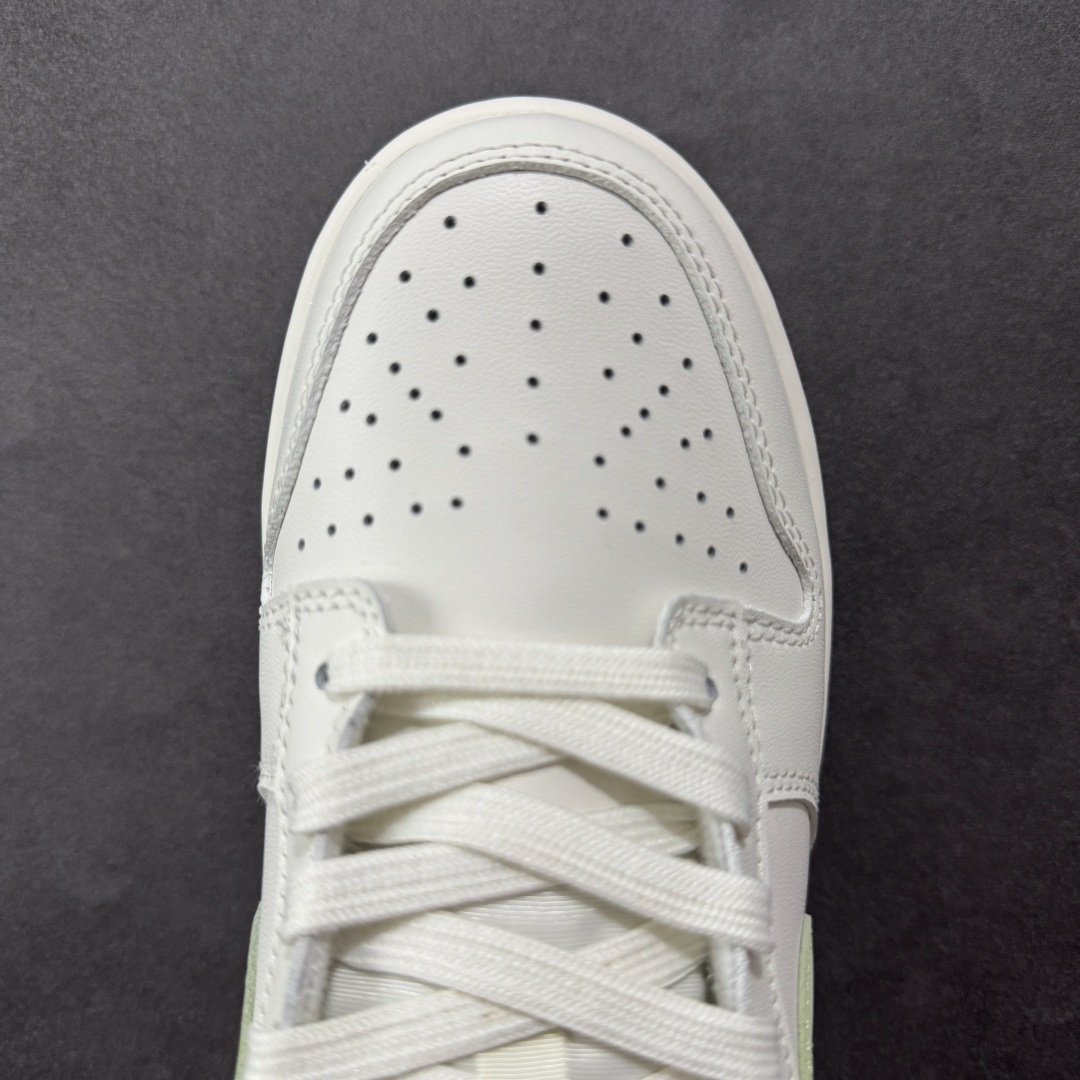 图片[8]-【YC纯原】NK Dunk Low 春日来信WG0212-016 当杏仁奶白的温柔，遇见枝头初绽的嫩绿，鞋侧Swoosh 轻盈点缀，似春风在信上落下的笔锋，后跟的精致纹样，如信笺末页封印，藏着往春的寄托。把整个夏天穿成会呼吸的诗意，以新生之色，重构街头呼吸频率。一步生新绿，十步成清风，让浅绿叶纹在足间舒展，踏碎盛夏的燥意。定制系列天花板 无原鞋不开发 全系列得物原鞋一比一校对开发 配色持续更新中 终端对接 优势输出 全套原厂楦头原纸板数据档案倾力打造 原汁原味莞产 极致还原 圈内最强针车工艺 高端零售指定版 广东原厂配套原盒原标 鞋盒分三个尺码段 原厂冲刀 超高清洁度 全鞋零毛边皮料切割 采用原厂百宏鞋带以及原厂百宏织唛舌标 内标可供原厂几率过验 进口原装条纹中底布 四线拉帮白色点胶 原厂拉帮手法遵循公司 原厂电绣 极致还原 尺码：35.5 36 36.5 37.5 38 38.5 39 40-选品中心