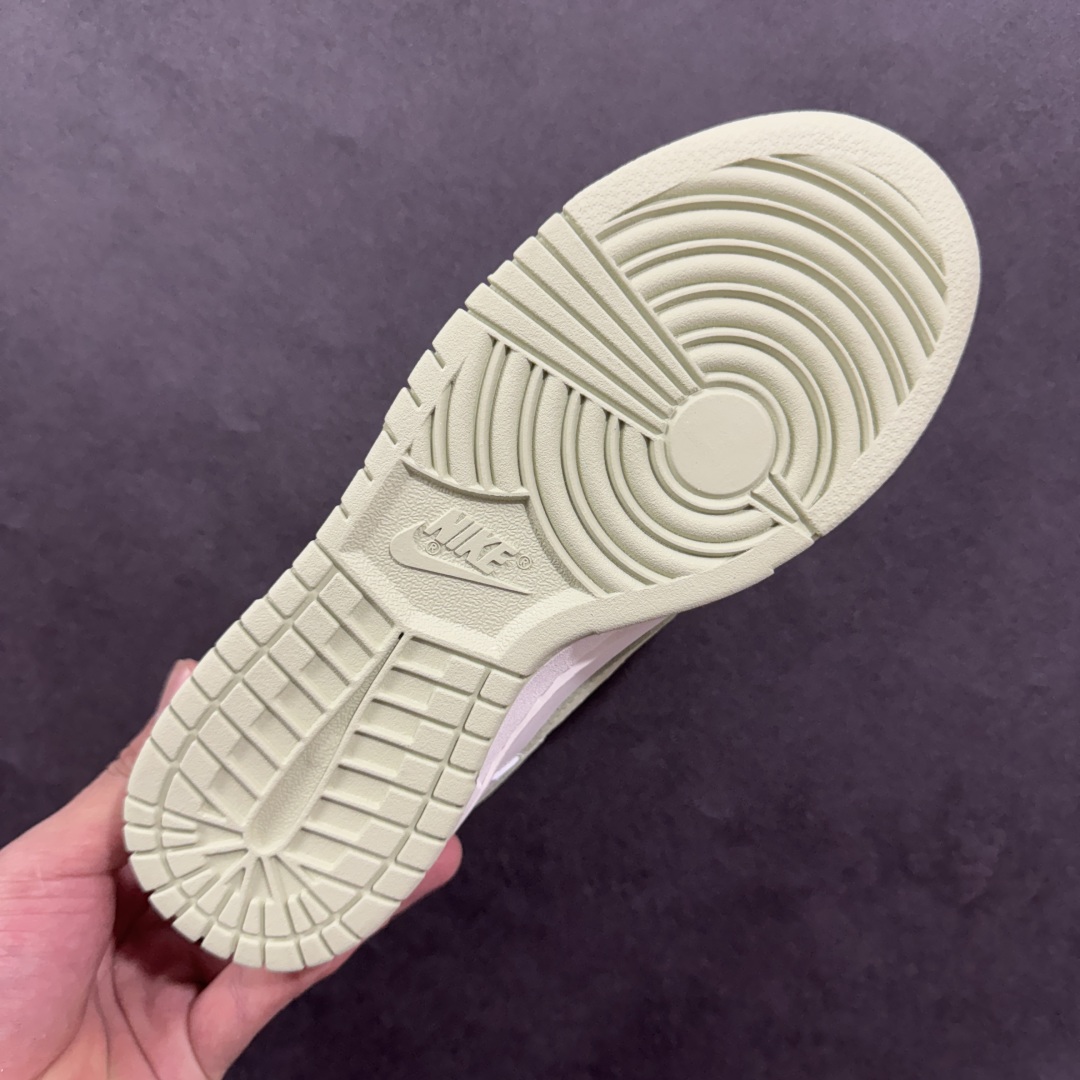 图片[9]-【YC纯原】NK Dunk Low 春日来信WG0212-016 当杏仁奶白的温柔，遇见枝头初绽的嫩绿，鞋侧Swoosh 轻盈点缀，似春风在信上落下的笔锋，后跟的精致纹样，如信笺末页封印，藏着往春的寄托。把整个夏天穿成会呼吸的诗意，以新生之色，重构街头呼吸频率。一步生新绿，十步成清风，让浅绿叶纹在足间舒展，踏碎盛夏的燥意。定制系列天花板 无原鞋不开发 全系列得物原鞋一比一校对开发 配色持续更新中 终端对接 优势输出 全套原厂楦头原纸板数据档案倾力打造 原汁原味莞产 极致还原 圈内最强针车工艺 高端零售指定版 广东原厂配套原盒原标 鞋盒分三个尺码段 原厂冲刀 超高清洁度 全鞋零毛边皮料切割 采用原厂百宏鞋带以及原厂百宏织唛舌标 内标可供原厂几率过验 进口原装条纹中底布 四线拉帮白色点胶 原厂拉帮手法遵循公司 原厂电绣 极致还原 尺码：35.5 36 36.5 37.5 38 38.5 39 40-选品中心