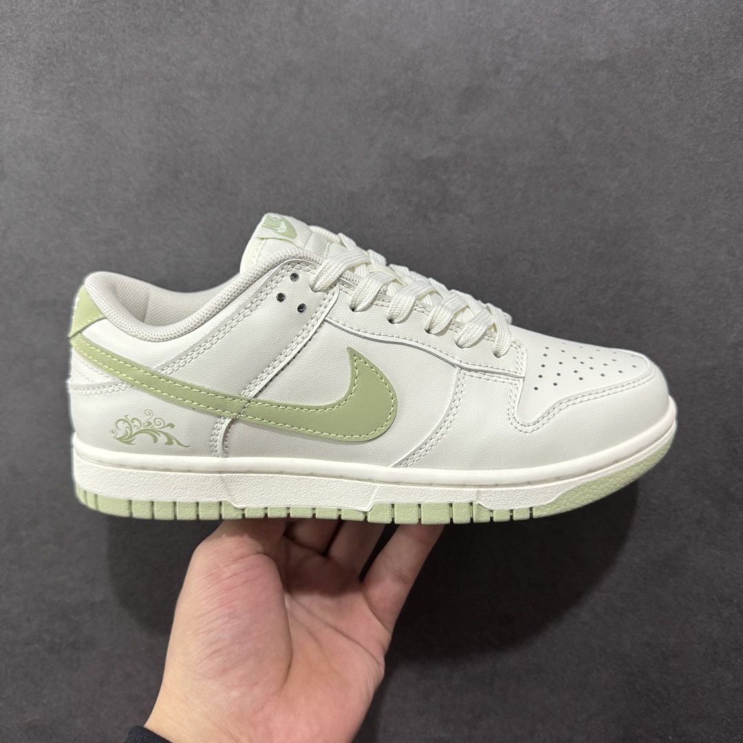 【YC纯原】NK Dunk Low 春日来信WG0212-016 当杏仁奶白的温柔,遇见枝头初绽的嫩绿,鞋侧Swoosh 轻盈点缀,似春风在信上落下的笔锋,后跟的精致纹样,如信笺末页封印,藏着往春的寄托。把整个夏天穿成会呼吸的诗意,以新生之色,重构街头呼吸频率。一步生新绿,十步成清风,让浅绿叶纹在足间舒展,踏碎盛夏的燥意。定制系列天花板 无原鞋不开发 全系列得物原鞋一比一校对开发 配色持续更新中 终端对接 优势输出 全套原厂楦头原纸板数据档案倾力打造 原汁原味莞产 极致还原 圈内最强针车工艺 高端零售指定版 广东原厂配套原盒原标 鞋盒分三个尺码段 原厂冲刀 超高清洁度 全鞋零毛边皮料切割 采用原厂百宏鞋带以及原厂百宏织唛舌标 内标可供原厂几率过验 进口原装条纹中底布 四线拉帮白色点胶 原厂拉帮手法遵循公司 原厂电绣 极致还原 尺码:35.5 36 36.5 37.5 38 38.5 39 40-选品中心
