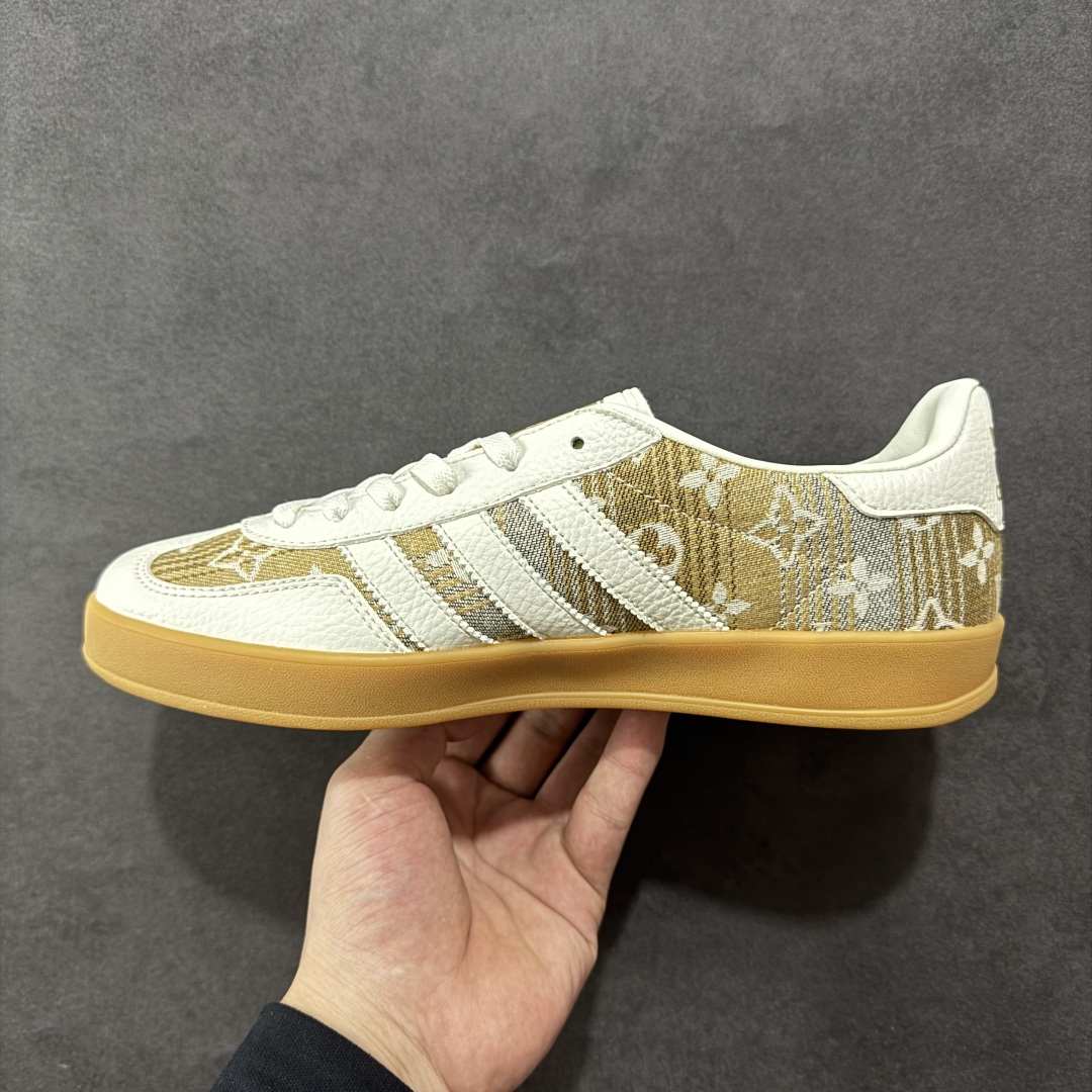 图片[2]-【定制版】Adidas Originals Samba OG ‘DIY’桑巴舞系列GUCCI联名 夏季时尚百搭低帮休闲运动休闲鞋 LOGO搭配，夏季清凉搭配 舒适软头皮材料 独家版型蒸餾加工帶來的是更好的视觉和脚感体验 清洁度 电绣工艺 皮料切割干净无任何毛边 细节完美 货号：SC9207-729 尺码：36 36.5 37 38 38.5 39 40 40.5 41 42 42.5 43 44 45-选品中心