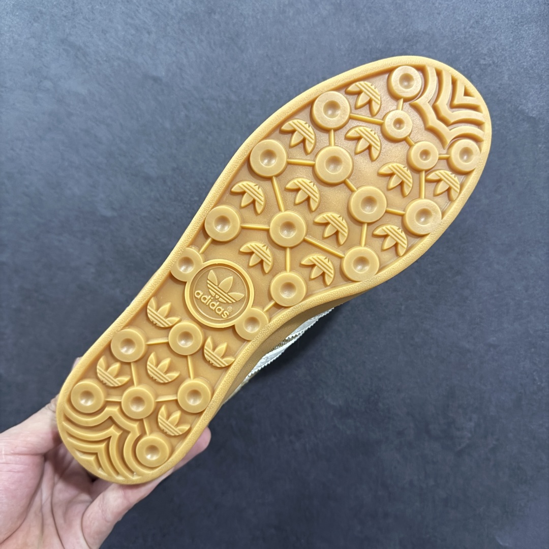 图片[9]-【定制版】Adidas Originals Samba OG ‘DIY’桑巴舞系列GUCCI联名 夏季时尚百搭低帮休闲运动休闲鞋 LOGO搭配，夏季清凉搭配 舒适软头皮材料 独家版型蒸餾加工帶來的是更好的视觉和脚感体验 清洁度 电绣工艺 皮料切割干净无任何毛边 细节完美 货号：SC9207-729 尺码：36 36.5 37 38 38.5 39 40 40.5 41 42 42.5 43 44 45-选品中心