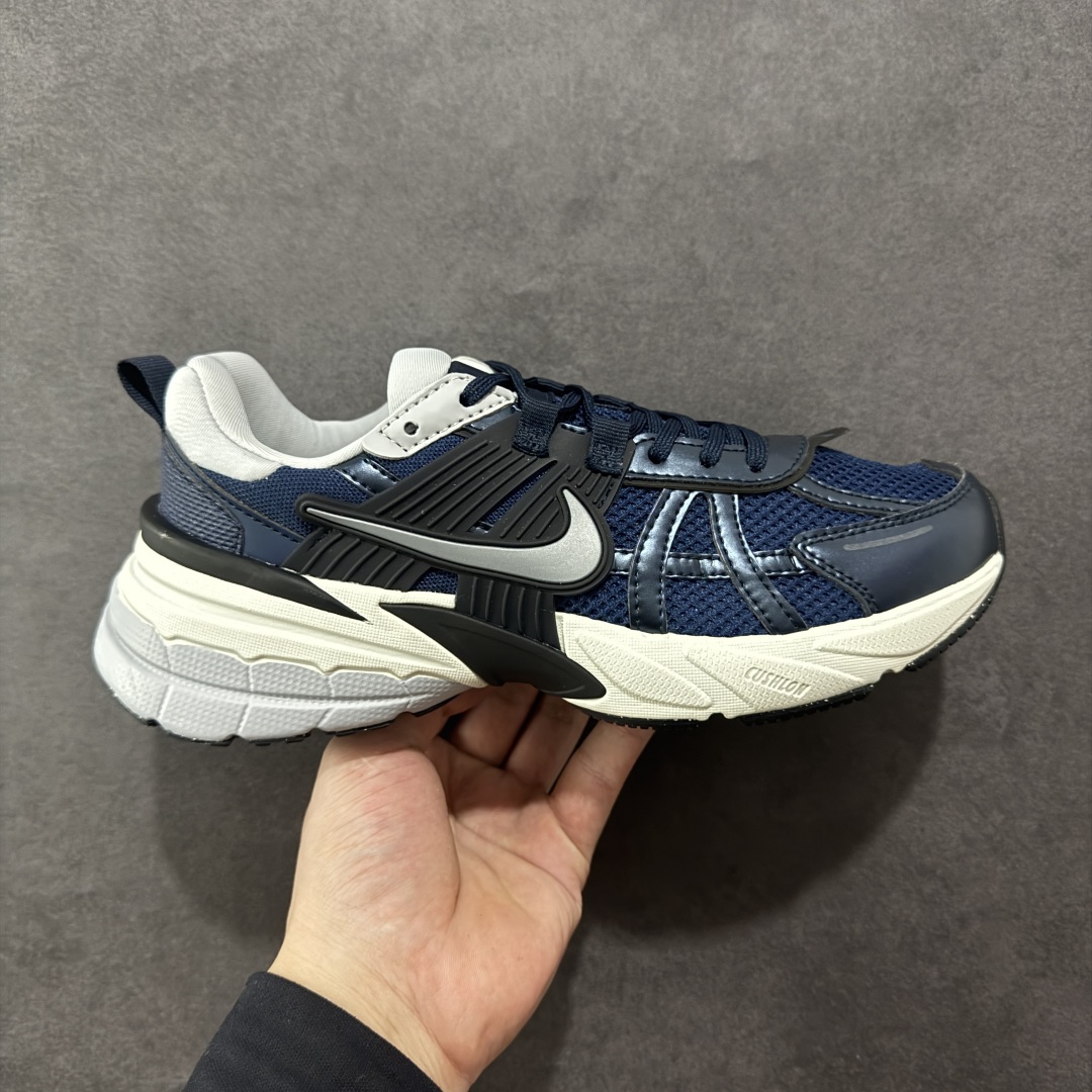 【公司级】NK V2k Runtekk 复古老爹鞋跑步鞋 HJ4497-400 材质上使用大面积网眼 皮革 TPU 组成 支撑和透气性肯定不错 中底处由 Cushlon 泡绵打造 保证在压马路时可以提供优秀脚感 并通过一手做旧氧化效果突出复古感 中底造型很容易让大家联想到巴黎世家3XL 增高效果同样不能忽视 尺码:36-45含半码-选品中心