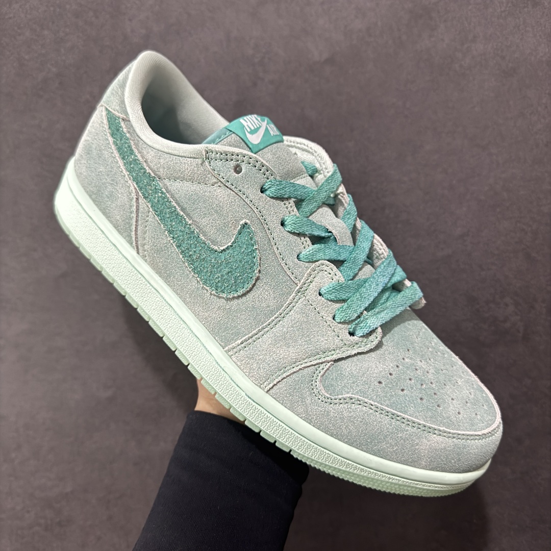 图片[3]-【K版】Air Jordan 1 Low \”Washed Teal\” AJ1 乔1冰感薄荷 低帮文化休闲板鞋 HQ8111-300  #鞋款采用水洗青色色调搭配翻毛皮鞋面，为 1985 年经典元年版本注入冰感薄荷的新鲜气息。鞋舌处的 Nike Air 标志和后跟的 Wing 标志述彰显了该鞋款的历史渊源。透明鞋底为整体格调增添了清新的亮点。  尺码：36 36.5 37.5 38 38.5 39 40 40.5 41 42 42.5 43 44 44.5 45 46-选品中心