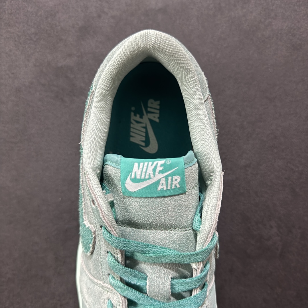 图片[7]-【K版】Air Jordan 1 Low \”Washed Teal\” AJ1 乔1冰感薄荷 低帮文化休闲板鞋 HQ8111-300  #鞋款采用水洗青色色调搭配翻毛皮鞋面，为 1985 年经典元年版本注入冰感薄荷的新鲜气息。鞋舌处的 Nike Air 标志和后跟的 Wing 标志述彰显了该鞋款的历史渊源。透明鞋底为整体格调增添了清新的亮点。  尺码：36 36.5 37.5 38 38.5 39 40 40.5 41 42 42.5 43 44 44.5 45 46-选品中心