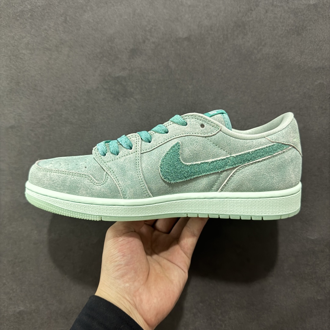 图片[2]-【K版】Air Jordan 1 Low \”Washed Teal\” AJ1 乔1冰感薄荷 低帮文化休闲板鞋 HQ8111-300  #鞋款采用水洗青色色调搭配翻毛皮鞋面，为 1985 年经典元年版本注入冰感薄荷的新鲜气息。鞋舌处的 Nike Air 标志和后跟的 Wing 标志述彰显了该鞋款的历史渊源。透明鞋底为整体格调增添了清新的亮点。  尺码：36 36.5 37.5 38 38.5 39 40 40.5 41 42 42.5 43 44 44.5 45 46-选品中心