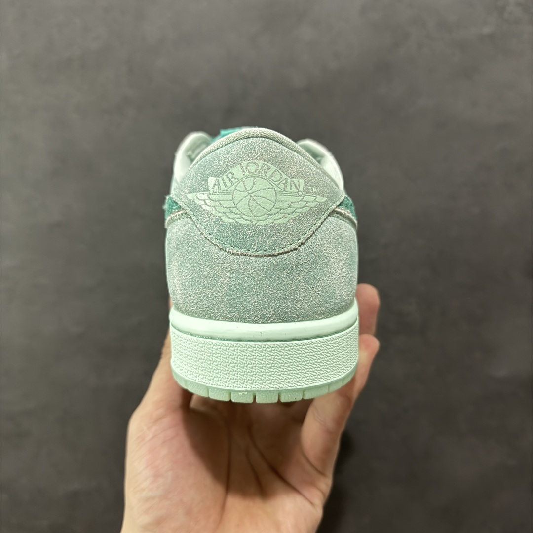 图片[4]-【K版】Air Jordan 1 Low \”Washed Teal\” AJ1 乔1冰感薄荷 低帮文化休闲板鞋 HQ8111-300  #鞋款采用水洗青色色调搭配翻毛皮鞋面，为 1985 年经典元年版本注入冰感薄荷的新鲜气息。鞋舌处的 Nike Air 标志和后跟的 Wing 标志述彰显了该鞋款的历史渊源。透明鞋底为整体格调增添了清新的亮点。  尺码：36 36.5 37.5 38 38.5 39 40 40.5 41 42 42.5 43 44 44.5 45 46-选品中心