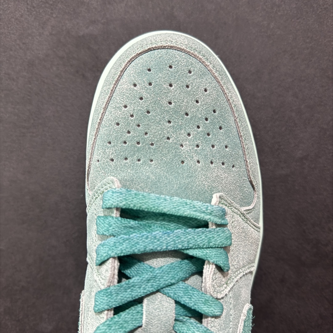 图片[8]-【K版】Air Jordan 1 Low \”Washed Teal\” AJ1 乔1冰感薄荷 低帮文化休闲板鞋 HQ8111-300  #鞋款采用水洗青色色调搭配翻毛皮鞋面，为 1985 年经典元年版本注入冰感薄荷的新鲜气息。鞋舌处的 Nike Air 标志和后跟的 Wing 标志述彰显了该鞋款的历史渊源。透明鞋底为整体格调增添了清新的亮点。  尺码：36 36.5 37.5 38 38.5 39 40 40.5 41 42 42.5 43 44 44.5 45 46-选品中心