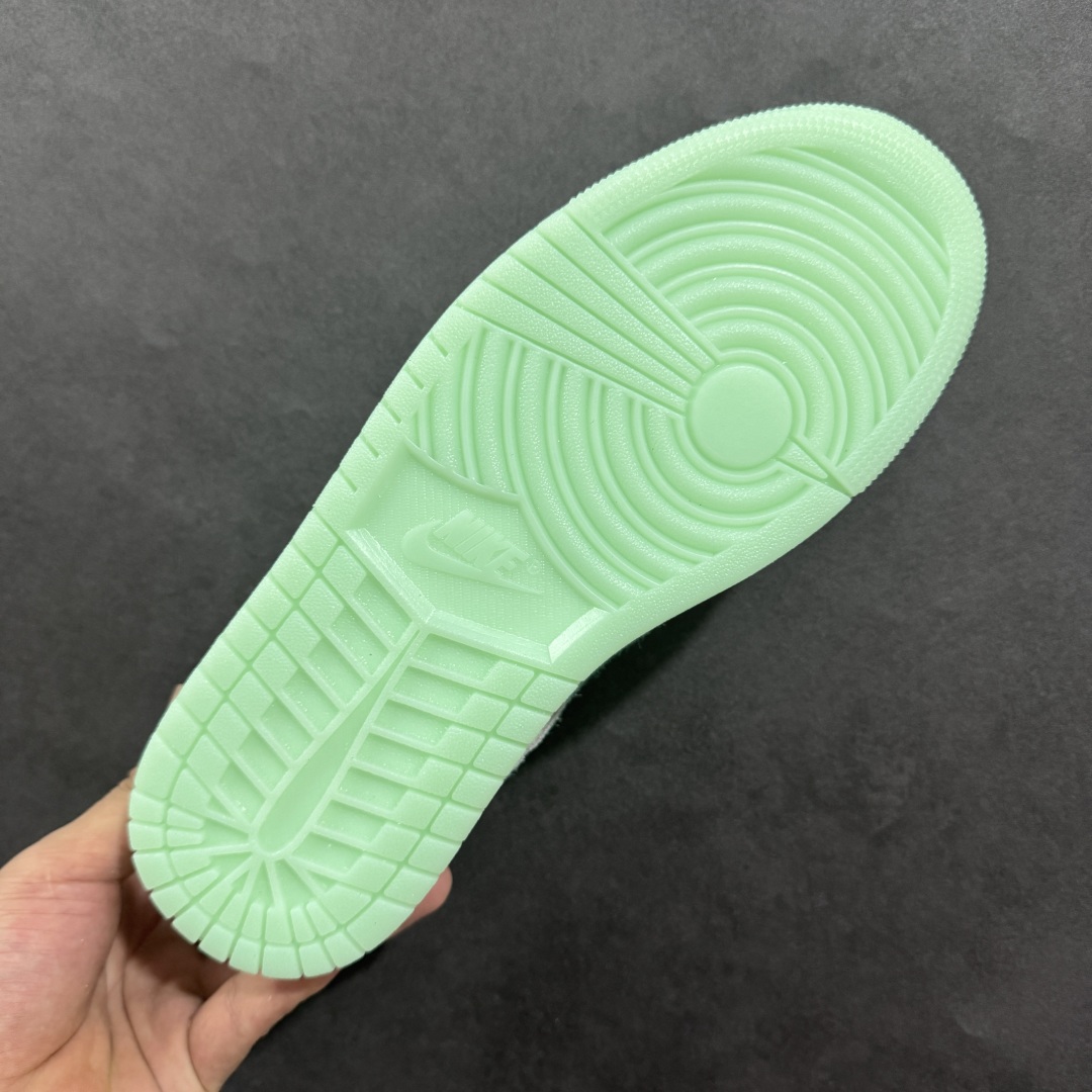 图片[9]-【K版】Air Jordan 1 Low \”Washed Teal\” AJ1 乔1冰感薄荷 低帮文化休闲板鞋 HQ8111-300  #鞋款采用水洗青色色调搭配翻毛皮鞋面，为 1985 年经典元年版本注入冰感薄荷的新鲜气息。鞋舌处的 Nike Air 标志和后跟的 Wing 标志述彰显了该鞋款的历史渊源。透明鞋底为整体格调增添了清新的亮点。  尺码：36 36.5 37.5 38 38.5 39 40 40.5 41 42 42.5 43 44 44.5 45 46-选品中心