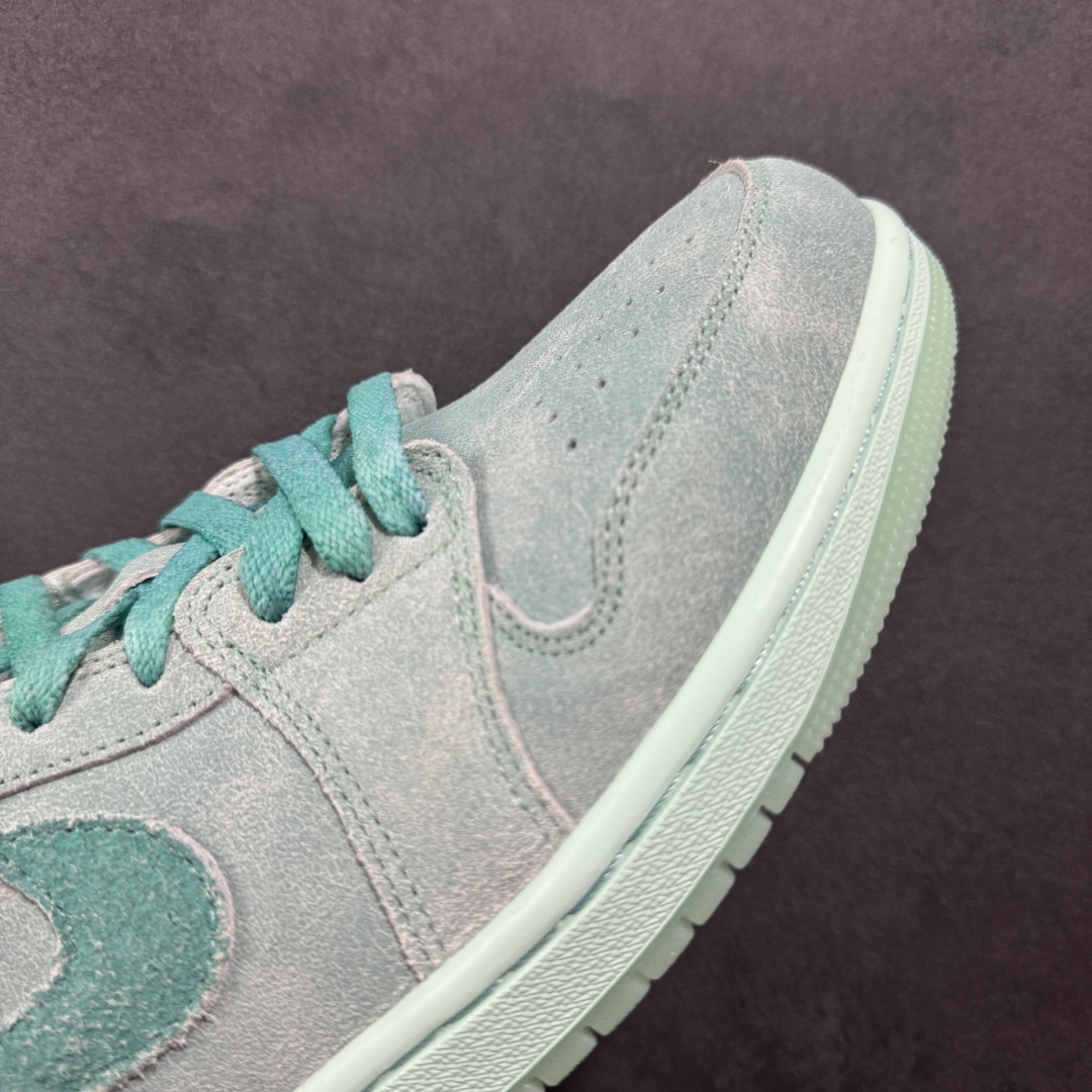 图片[5]-【K版】Air Jordan 1 Low \”Washed Teal\” AJ1 乔1冰感薄荷 低帮文化休闲板鞋 HQ8111-300  #鞋款采用水洗青色色调搭配翻毛皮鞋面，为 1985 年经典元年版本注入冰感薄荷的新鲜气息。鞋舌处的 Nike Air 标志和后跟的 Wing 标志述彰显了该鞋款的历史渊源。透明鞋底为整体格调增添了清新的亮点。  尺码：36 36.5 37.5 38 38.5 39 40 40.5 41 42 42.5 43 44 44.5 45 46-选品中心