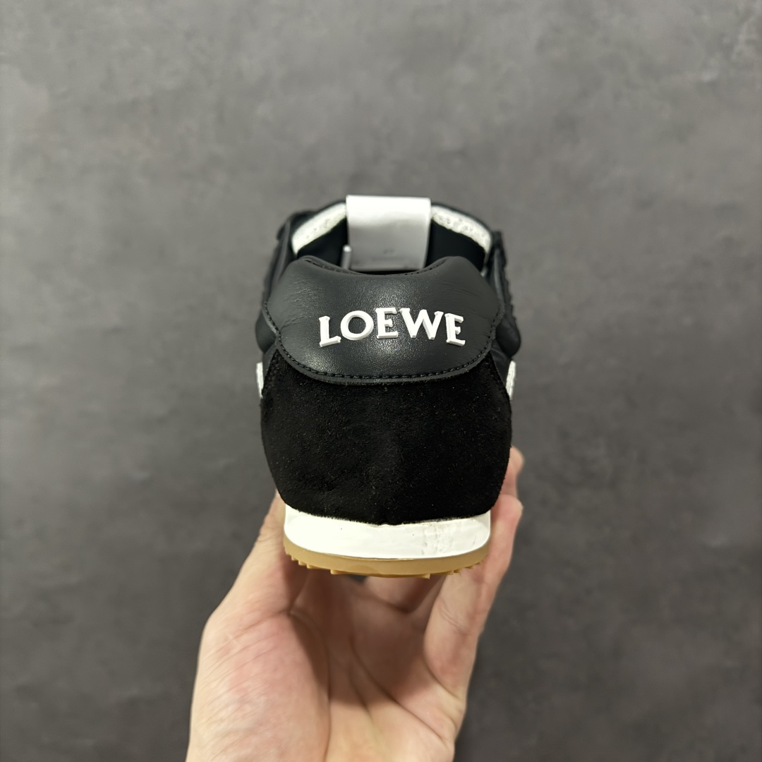 图片[4]-【PK版本】罗意威LOEWE 2025 | Ballet Runner2.0 新款芭蕾舞鞋 超级棒 不对称鞋头造型，作为LOEWE的标志性设计 超柔软，轻便且灵活的鞋底，新的波浪纹理橡胶外底，延伸至鞋头，升级的柔软皮革内衬和鞋床，提供最大舒适感，后跟有3D注塑橡胶徽标，真皮和皮料混搭彰显复古风格 内增高拼色德训鞋 阿甘鞋 小白鞋 拼色拼接鞋面 非常高级隐藏式小内增高 脚后跟设计新颖 柔软舒适 会被评为年度最舒适的暴走鞋 如履平地 原版细节 鞋面由进口麂皮 牛皮 原版布拼接 牛皮垫脚 原版定制磨具组合大底 原盒包装 内娱明星杨幂等众多同款上脚 小红书 一系列素材图 极具爆款。 尺码 36 37 38 39 40 41 42 43 44 45-选品中心