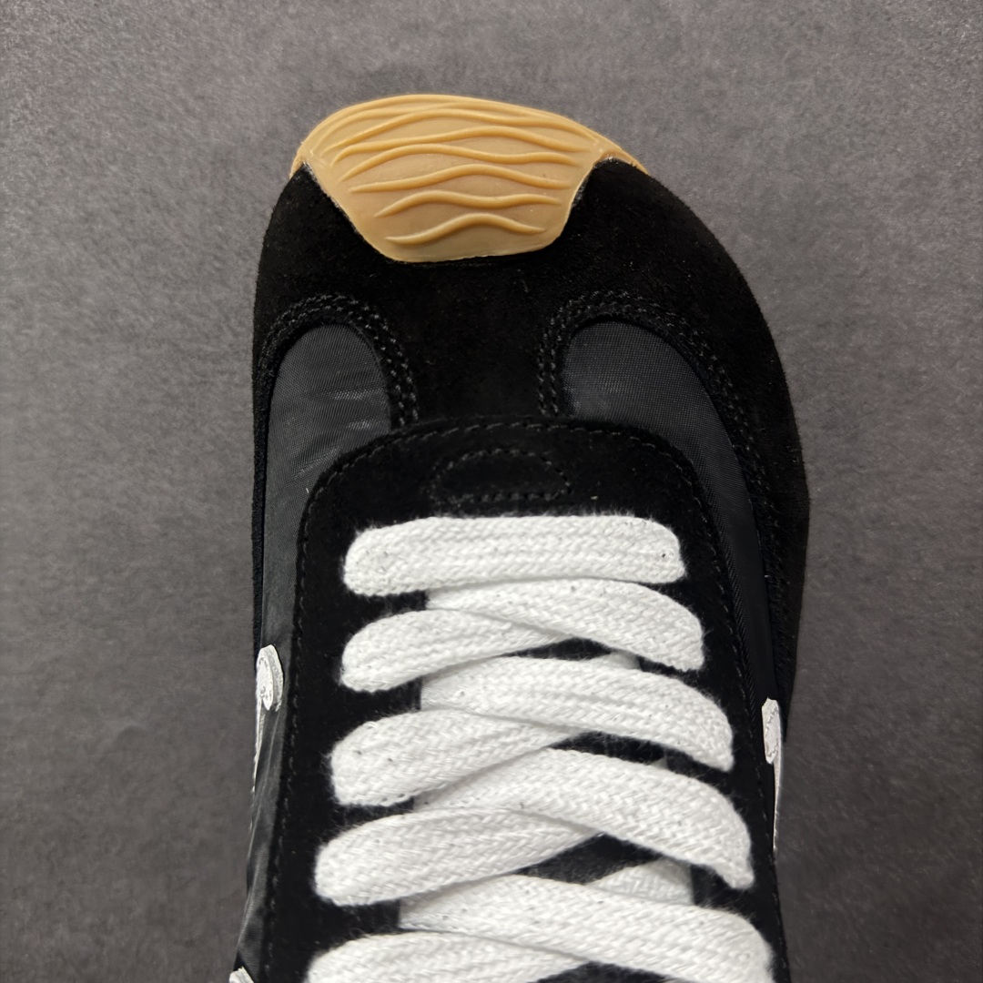 图片[8]-【PK版本】罗意威LOEWE 2025 | Ballet Runner2.0 新款芭蕾舞鞋 超级棒 不对称鞋头造型，作为LOEWE的标志性设计 超柔软，轻便且灵活的鞋底，新的波浪纹理橡胶外底，延伸至鞋头，升级的柔软皮革内衬和鞋床，提供最大舒适感，后跟有3D注塑橡胶徽标，真皮和皮料混搭彰显复古风格 内增高拼色德训鞋 阿甘鞋 小白鞋 拼色拼接鞋面 非常高级隐藏式小内增高 脚后跟设计新颖 柔软舒适 会被评为年度最舒适的暴走鞋 如履平地 原版细节 鞋面由进口麂皮 牛皮 原版布拼接 牛皮垫脚 原版定制磨具组合大底 原盒包装 内娱明星杨幂等众多同款上脚 小红书 一系列素材图 极具爆款。 尺码 36 37 38 39 40 41 42 43 44 45-选品中心