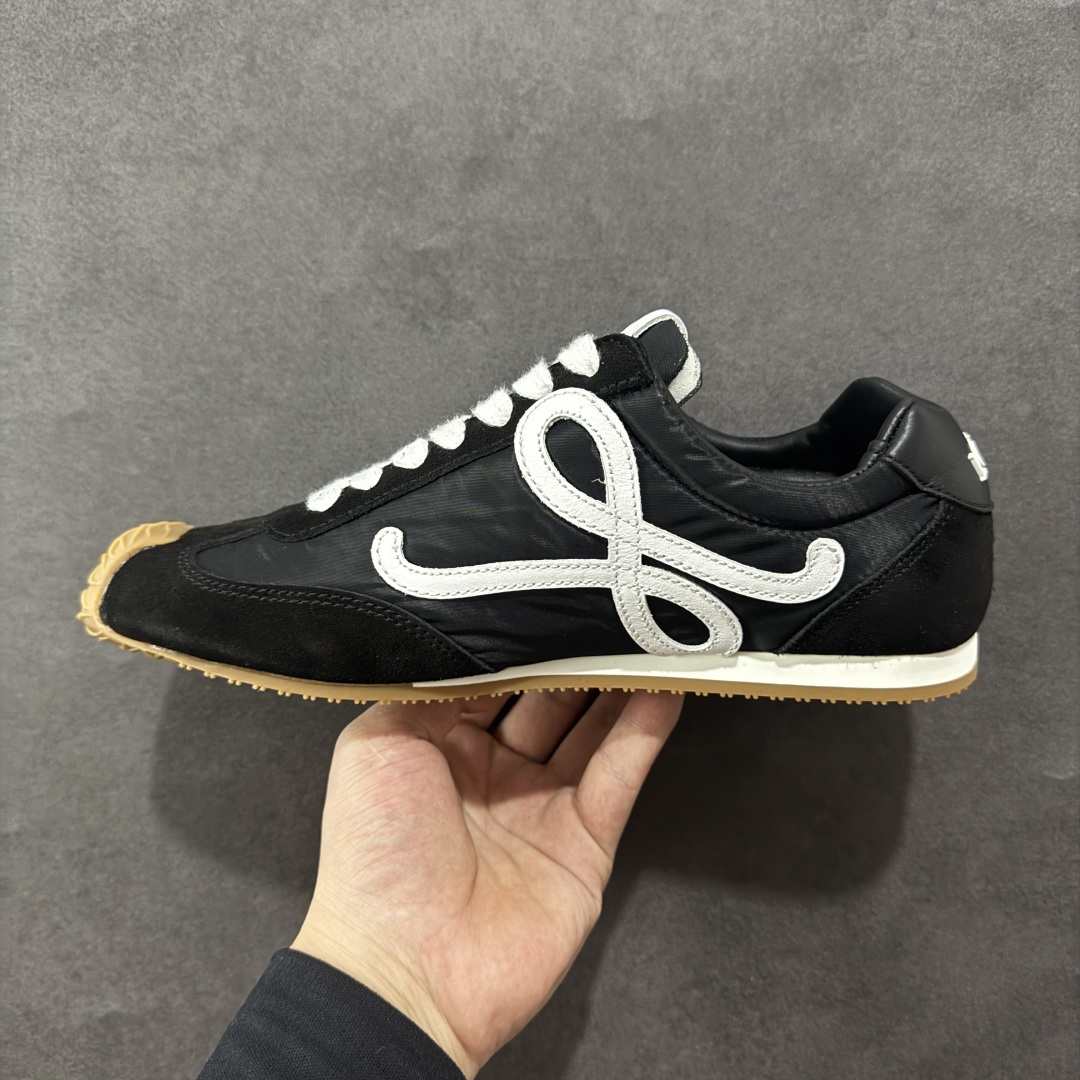 图片[2]-【PK版本】罗意威LOEWE 2025 | Ballet Runner2.0 新款芭蕾舞鞋 超级棒 不对称鞋头造型，作为LOEWE的标志性设计 超柔软，轻便且灵活的鞋底，新的波浪纹理橡胶外底，延伸至鞋头，升级的柔软皮革内衬和鞋床，提供最大舒适感，后跟有3D注塑橡胶徽标，真皮和皮料混搭彰显复古风格 内增高拼色德训鞋 阿甘鞋 小白鞋 拼色拼接鞋面 非常高级隐藏式小内增高 脚后跟设计新颖 柔软舒适 会被评为年度最舒适的暴走鞋 如履平地 原版细节 鞋面由进口麂皮 牛皮 原版布拼接 牛皮垫脚 原版定制磨具组合大底 原盒包装 内娱明星杨幂等众多同款上脚 小红书 一系列素材图 极具爆款。 尺码 36 37 38 39 40 41 42 43 44 45-选品中心