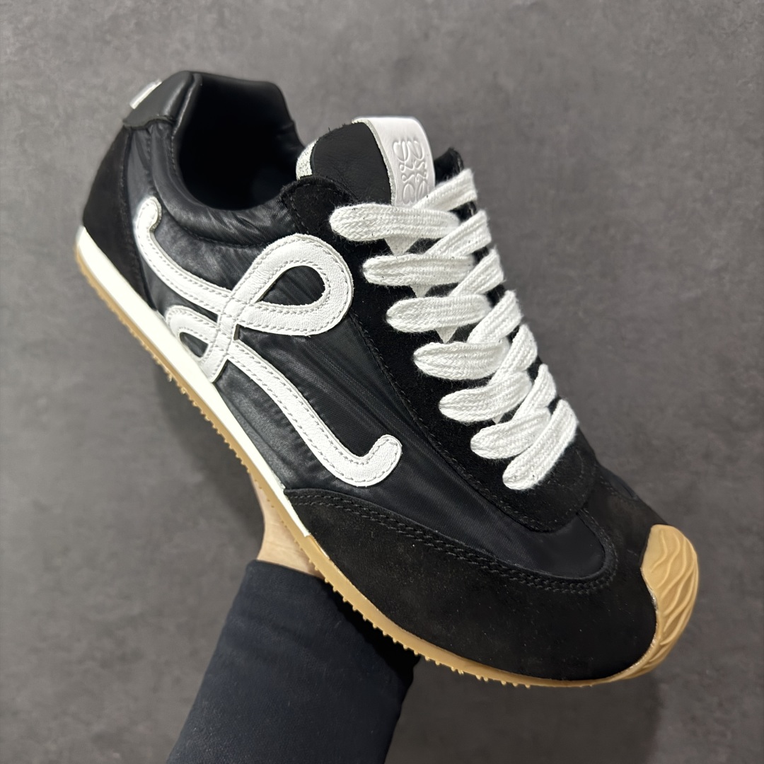 图片[3]-【PK版本】罗意威LOEWE 2025 | Ballet Runner2.0 新款芭蕾舞鞋 超级棒 不对称鞋头造型，作为LOEWE的标志性设计 超柔软，轻便且灵活的鞋底，新的波浪纹理橡胶外底，延伸至鞋头，升级的柔软皮革内衬和鞋床，提供最大舒适感，后跟有3D注塑橡胶徽标，真皮和皮料混搭彰显复古风格 内增高拼色德训鞋 阿甘鞋 小白鞋 拼色拼接鞋面 非常高级隐藏式小内增高 脚后跟设计新颖 柔软舒适 会被评为年度最舒适的暴走鞋 如履平地 原版细节 鞋面由进口麂皮 牛皮 原版布拼接 牛皮垫脚 原版定制磨具组合大底 原盒包装 内娱明星杨幂等众多同款上脚 小红书 一系列素材图 极具爆款。 尺码 36 37 38 39 40 41 42 43 44 45-选品中心