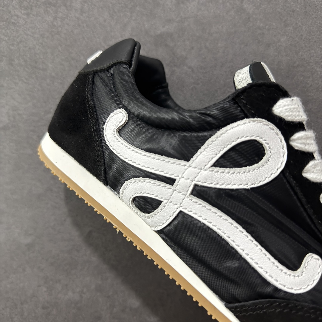 图片[6]-【PK版本】罗意威LOEWE 2025 | Ballet Runner2.0 新款芭蕾舞鞋 超级棒 不对称鞋头造型，作为LOEWE的标志性设计 超柔软，轻便且灵活的鞋底，新的波浪纹理橡胶外底，延伸至鞋头，升级的柔软皮革内衬和鞋床，提供最大舒适感，后跟有3D注塑橡胶徽标，真皮和皮料混搭彰显复古风格 内增高拼色德训鞋 阿甘鞋 小白鞋 拼色拼接鞋面 非常高级隐藏式小内增高 脚后跟设计新颖 柔软舒适 会被评为年度最舒适的暴走鞋 如履平地 原版细节 鞋面由进口麂皮 牛皮 原版布拼接 牛皮垫脚 原版定制磨具组合大底 原盒包装 内娱明星杨幂等众多同款上脚 小红书 一系列素材图 极具爆款。 尺码 36 37 38 39 40 41 42 43 44 45-选品中心