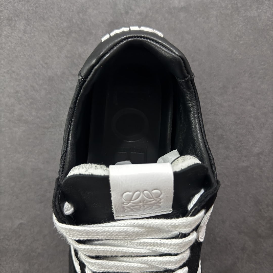 图片[7]-【PK版本】罗意威LOEWE 2025 | Ballet Runner2.0 新款芭蕾舞鞋 超级棒 不对称鞋头造型，作为LOEWE的标志性设计 超柔软，轻便且灵活的鞋底，新的波浪纹理橡胶外底，延伸至鞋头，升级的柔软皮革内衬和鞋床，提供最大舒适感，后跟有3D注塑橡胶徽标，真皮和皮料混搭彰显复古风格 内增高拼色德训鞋 阿甘鞋 小白鞋 拼色拼接鞋面 非常高级隐藏式小内增高 脚后跟设计新颖 柔软舒适 会被评为年度最舒适的暴走鞋 如履平地 原版细节 鞋面由进口麂皮 牛皮 原版布拼接 牛皮垫脚 原版定制磨具组合大底 原盒包装 内娱明星杨幂等众多同款上脚 小红书 一系列素材图 极具爆款。 尺码 36 37 38 39 40 41 42 43 44 45-选品中心