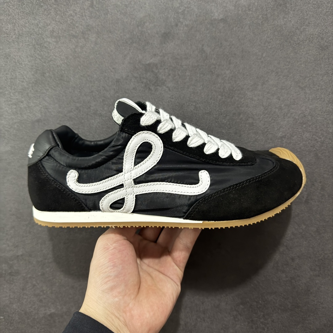 【PK版本】罗意威LOEWE 2025 | Ballet Runner2.0 新款芭蕾舞鞋 超级棒 不对称鞋头造型,作为LOEWE的标志性设计 超柔软,轻便且灵活的鞋底,新的波浪纹理橡胶外底,延伸至鞋头,升级的柔软皮革内衬和鞋床,提供最大舒适感,后跟有3D注塑橡胶徽标,真皮和皮料混搭彰显复古风格 内增高拼色德训鞋 阿甘鞋 小白鞋 拼色拼接鞋面 非常高级隐藏式小内增高 脚后跟设计新颖 柔软舒适 会被评为年度最舒适的暴走鞋 如履平地 原版细节 鞋面由进口麂皮 牛皮 原版布拼接 牛皮垫脚 原版定制磨具组合大底 原盒包装 内娱明星杨幂等众多同款上脚 小红书 一系列素材图 极具爆款。 尺码 36 37 38 39 40 41 42 43 44 45-选品中心