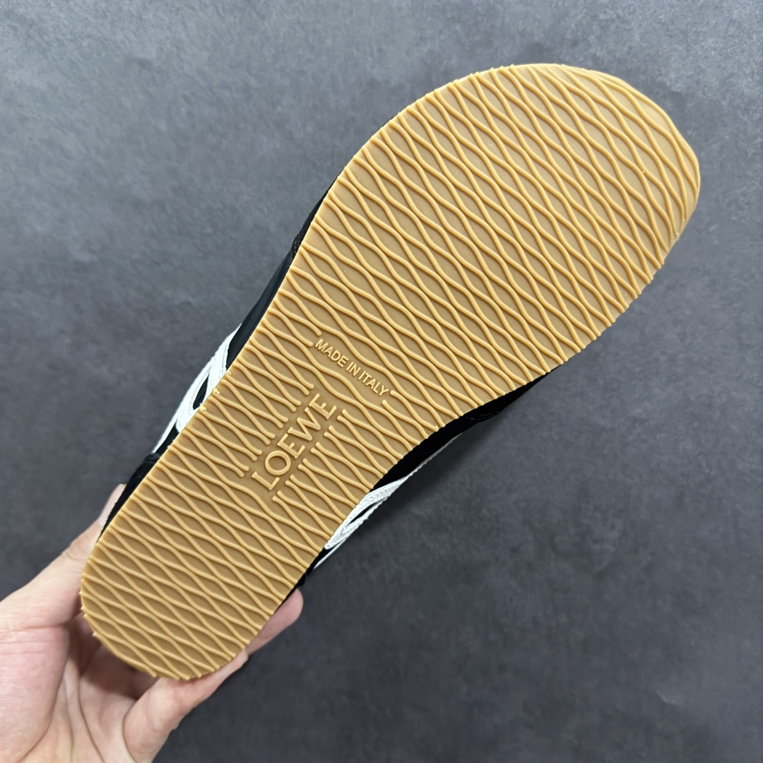 图片[9]-【PK版本】罗意威LOEWE 2025 | Ballet Runner2.0 新款芭蕾舞鞋 超级棒 不对称鞋头造型，作为LOEWE的标志性设计 超柔软，轻便且灵活的鞋底，新的波浪纹理橡胶外底，延伸至鞋头，升级的柔软皮革内衬和鞋床，提供最大舒适感，后跟有3D注塑橡胶徽标，真皮和皮料混搭彰显复古风格 内增高拼色德训鞋 阿甘鞋 小白鞋 拼色拼接鞋面 非常高级隐藏式小内增高 脚后跟设计新颖 柔软舒适 会被评为年度最舒适的暴走鞋 如履平地 原版细节 鞋面由进口麂皮 牛皮 原版布拼接 牛皮垫脚 原版定制磨具组合大底 原盒包装 内娱明星杨幂等众多同款上脚 小红书 一系列素材图 极具爆款。 尺码 36 37 38 39 40 41 42 43 44 45-选品中心