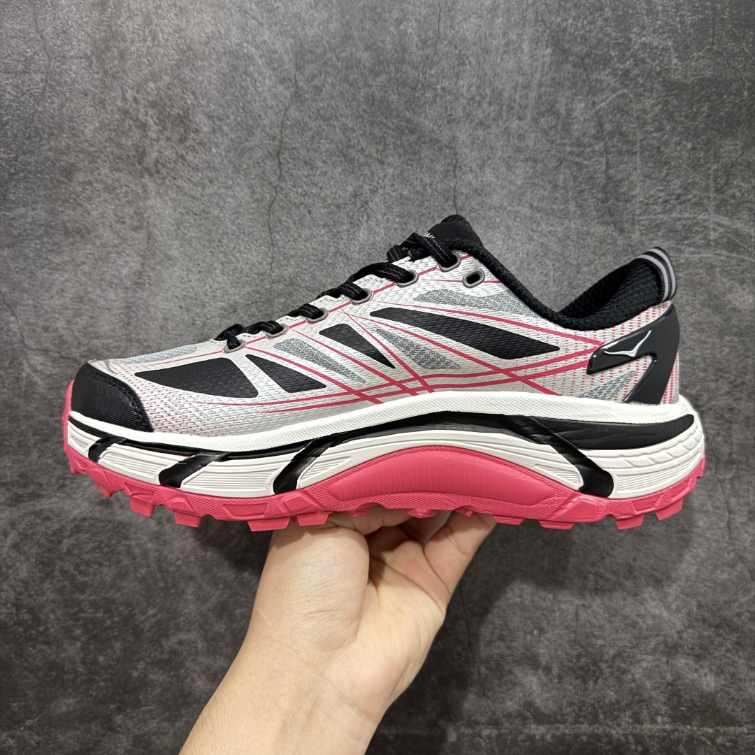 图片[2]-【公司级】HOKA ONE ONE Mafate Speed 2 Low 玛法特2代系列低帮轻量户外越野休闲运动慢跑鞋 HOKA ONE ONE 最近推出了一个胶囊系列 Origin Story 这个系列里的 Mafate Speed 2 可以说让我日思夜想有一阵子了 最近终于拔草 让我来分享一下这双也是上脚赞到爆的越野跑鞋吧 以阿尔卑斯山脉作为主题将亮黄色与蓝色调覆盖在这经典轮廓之上 配色的呈现效果相当亮眼 以至于很多人买这个配色是用来日常搭配的 鞋面采用超轻的无缝架构 轻薄的TPU贴在透气的鞋面材料上 减轻重量同时也保证了支撑性 鞋底则采用滚动平衡技术 引导跑者回归自然步态 祖传的神奇EVA材质中底依旧是一如既往地表现优秀 能提供充足的缓震 作为HOKA家的越野跑鞋 VIBRAM 橡胶大底也是必不可少的 即便在复杂湿滑的地形 依旧能有良好的抓地力及稳定性 鞋带采用了弹性不易松脱的扁宽弹性鞋带 前掌与中掌部分也进行了加宽 也更加适合亚洲人的脚型 是一款十分全面且足够强悍的户外硬核越野鞋 而这双极其亮眼的越野跑鞋恰好又是在江山一百中参赛的UTMB冠军 Ludovic POMMERET 夺冠时穿着的战靴 这就让它变得更加有吸引力了 用来日常搭配的话短裤是基本不挑 长裤我个人推荐阔腿裤 工装裤以及各种长筒牛仔裤都可以 尺码：36 36.5 37.5 38 38.5 39 40 40.5 41 42 42.5 43 44 44.5 45-选品中心