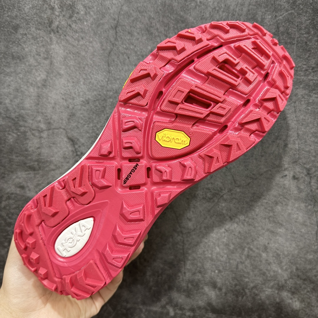 图片[9]-【公司级】HOKA ONE ONE Mafate Speed 2 Low 玛法特2代系列低帮轻量户外越野休闲运动慢跑鞋 HOKA ONE ONE 最近推出了一个胶囊系列 Origin Story 这个系列里的 Mafate Speed 2 可以说让我日思夜想有一阵子了 最近终于拔草 让我来分享一下这双也是上脚赞到爆的越野跑鞋吧 以阿尔卑斯山脉作为主题将亮黄色与蓝色调覆盖在这经典轮廓之上 配色的呈现效果相当亮眼 以至于很多人买这个配色是用来日常搭配的 鞋面采用超轻的无缝架构 轻薄的TPU贴在透气的鞋面材料上 减轻重量同时也保证了支撑性 鞋底则采用滚动平衡技术 引导跑者回归自然步态 祖传的神奇EVA材质中底依旧是一如既往地表现优秀 能提供充足的缓震 作为HOKA家的越野跑鞋 VIBRAM 橡胶大底也是必不可少的 即便在复杂湿滑的地形 依旧能有良好的抓地力及稳定性 鞋带采用了弹性不易松脱的扁宽弹性鞋带 前掌与中掌部分也进行了加宽 也更加适合亚洲人的脚型 是一款十分全面且足够强悍的户外硬核越野鞋 而这双极其亮眼的越野跑鞋恰好又是在江山一百中参赛的UTMB冠军 Ludovic POMMERET 夺冠时穿着的战靴 这就让它变得更加有吸引力了 用来日常搭配的话短裤是基本不挑 长裤我个人推荐阔腿裤 工装裤以及各种长筒牛仔裤都可以 尺码：36 36.5 37.5 38 38.5 39 40 40.5 41 42 42.5 43 44 44.5 45-选品中心