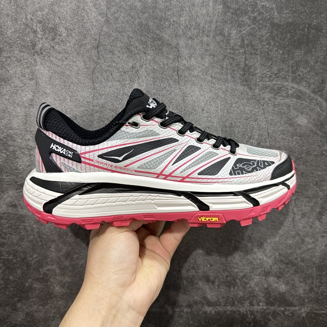 【公司级】HOKA ONE ONE Mafate Speed 2 Low 玛法特2代系列低帮轻量户外越野休闲运动慢跑鞋 HOKA ONE ONE 最近推出了一个胶囊系列 Origin Story 这个系列里的 Mafate Speed 2 可以说让我日思夜想有一阵子了 最近终于拔草 让我来分享一下这双也是上脚赞到爆的越野跑鞋吧 以阿尔卑斯山脉作为主题将亮黄色与蓝色调覆盖在这经典轮廓之上 配色的呈现效果相当亮眼 以至于很多人买这个配色是用来日常搭配的 鞋面采用超轻的无缝架构 轻薄的TPU贴在透气的鞋面材料上 减轻重量同时也保证了支撑性 鞋底则采用滚动平衡技术 引导跑者回归自然步态 祖传的神奇EVA材质中底依旧是一如既往地表现优秀 能提供充足的缓震 作为HOKA家的越野跑鞋 VIBRAM 橡胶大底也是必不可少的 即便在复杂湿滑的地形 依旧能有良好的抓地力及稳定性 鞋带采用了弹性不易松脱的扁宽弹性鞋带 前掌与中掌部分也进行了加宽 也更加适合亚洲人的脚型 是一款十分全面且足够强悍的户外硬核越野鞋 而这双极其亮眼的越野跑鞋恰好又是在江山一百中参赛的UTMB冠军 Ludovic POMMERET 夺冠时穿着的战靴 这就让它变得更加有吸引力了 用来日常搭配的话短裤是基本不挑 长裤我个人推荐阔腿裤 工装裤以及各种长筒牛仔裤都可以 尺码:36 36.5 37.5 38 38.5 39 40 40.5 41 42 42.5 43 44 44.5 45-选品中心