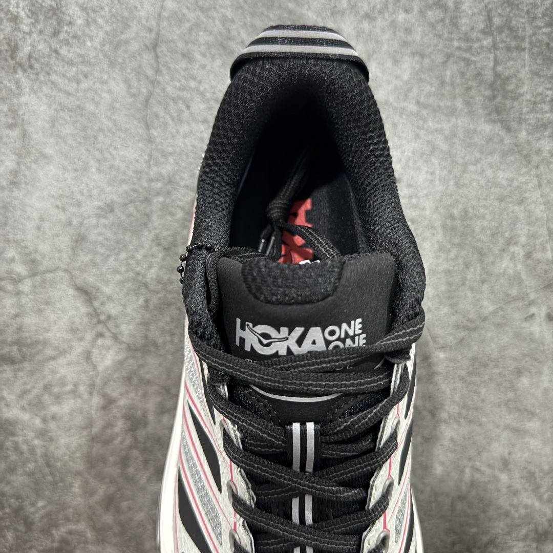 图片[8]-【公司级】HOKA ONE ONE Mafate Speed 2 Low 玛法特2代系列低帮轻量户外越野休闲运动慢跑鞋 HOKA ONE ONE 最近推出了一个胶囊系列 Origin Story 这个系列里的 Mafate Speed 2 可以说让我日思夜想有一阵子了 最近终于拔草 让我来分享一下这双也是上脚赞到爆的越野跑鞋吧 以阿尔卑斯山脉作为主题将亮黄色与蓝色调覆盖在这经典轮廓之上 配色的呈现效果相当亮眼 以至于很多人买这个配色是用来日常搭配的 鞋面采用超轻的无缝架构 轻薄的TPU贴在透气的鞋面材料上 减轻重量同时也保证了支撑性 鞋底则采用滚动平衡技术 引导跑者回归自然步态 祖传的神奇EVA材质中底依旧是一如既往地表现优秀 能提供充足的缓震 作为HOKA家的越野跑鞋 VIBRAM 橡胶大底也是必不可少的 即便在复杂湿滑的地形 依旧能有良好的抓地力及稳定性 鞋带采用了弹性不易松脱的扁宽弹性鞋带 前掌与中掌部分也进行了加宽 也更加适合亚洲人的脚型 是一款十分全面且足够强悍的户外硬核越野鞋 而这双极其亮眼的越野跑鞋恰好又是在江山一百中参赛的UTMB冠军 Ludovic POMMERET 夺冠时穿着的战靴 这就让它变得更加有吸引力了 用来日常搭配的话短裤是基本不挑 长裤我个人推荐阔腿裤 工装裤以及各种长筒牛仔裤都可以 尺码：36 36.5 37.5 38 38.5 39 40 40.5 41 42 42.5 43 44 44.5 45-选品中心