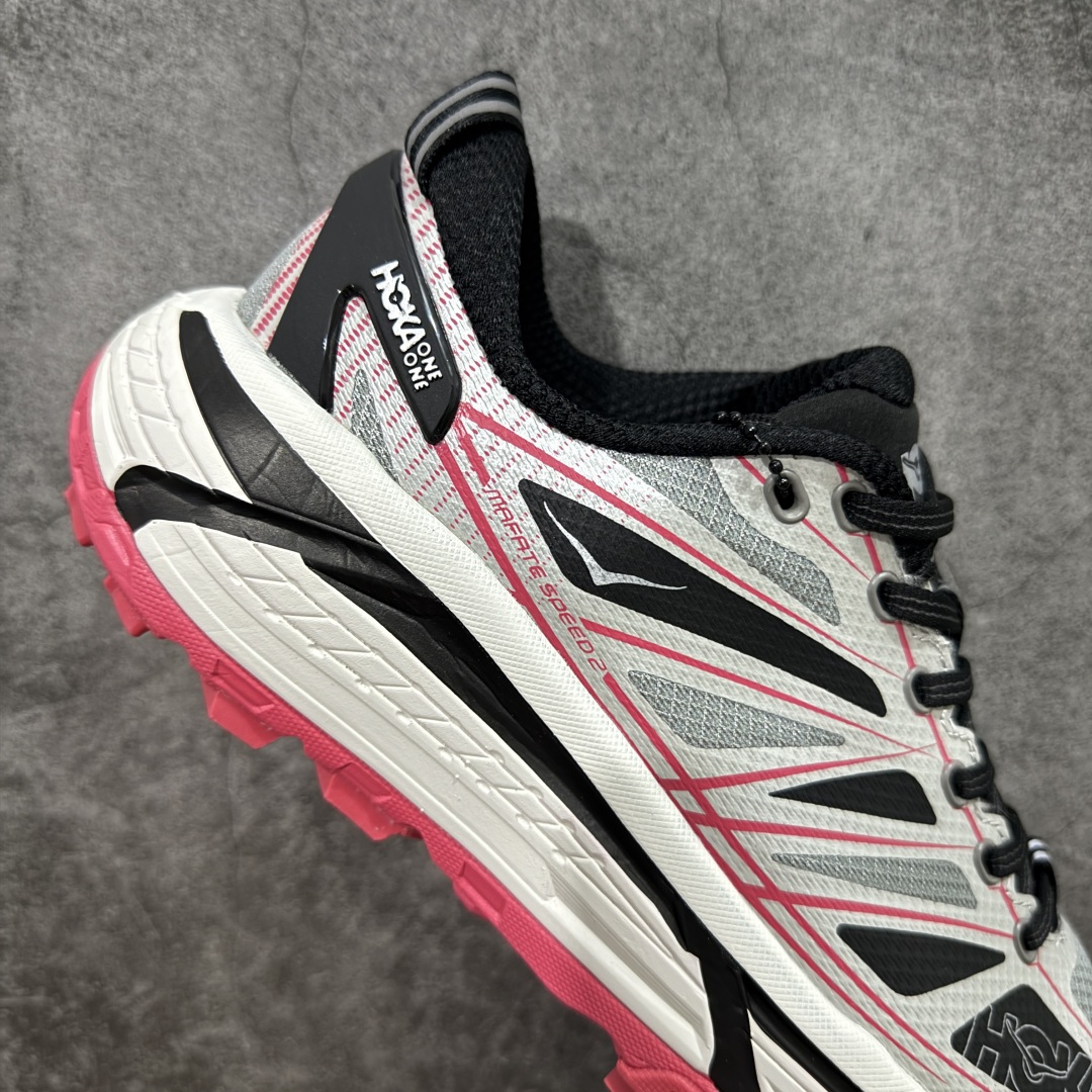 图片[7]-【公司级】HOKA ONE ONE Mafate Speed 2 Low 玛法特2代系列低帮轻量户外越野休闲运动慢跑鞋 HOKA ONE ONE 最近推出了一个胶囊系列 Origin Story 这个系列里的 Mafate Speed 2 可以说让我日思夜想有一阵子了 最近终于拔草 让我来分享一下这双也是上脚赞到爆的越野跑鞋吧 以阿尔卑斯山脉作为主题将亮黄色与蓝色调覆盖在这经典轮廓之上 配色的呈现效果相当亮眼 以至于很多人买这个配色是用来日常搭配的 鞋面采用超轻的无缝架构 轻薄的TPU贴在透气的鞋面材料上 减轻重量同时也保证了支撑性 鞋底则采用滚动平衡技术 引导跑者回归自然步态 祖传的神奇EVA材质中底依旧是一如既往地表现优秀 能提供充足的缓震 作为HOKA家的越野跑鞋 VIBRAM 橡胶大底也是必不可少的 即便在复杂湿滑的地形 依旧能有良好的抓地力及稳定性 鞋带采用了弹性不易松脱的扁宽弹性鞋带 前掌与中掌部分也进行了加宽 也更加适合亚洲人的脚型 是一款十分全面且足够强悍的户外硬核越野鞋 而这双极其亮眼的越野跑鞋恰好又是在江山一百中参赛的UTMB冠军 Ludovic POMMERET 夺冠时穿着的战靴 这就让它变得更加有吸引力了 用来日常搭配的话短裤是基本不挑 长裤我个人推荐阔腿裤 工装裤以及各种长筒牛仔裤都可以 尺码：36 36.5 37.5 38 38.5 39 40 40.5 41 42 42.5 43 44 44.5 45-选品中心