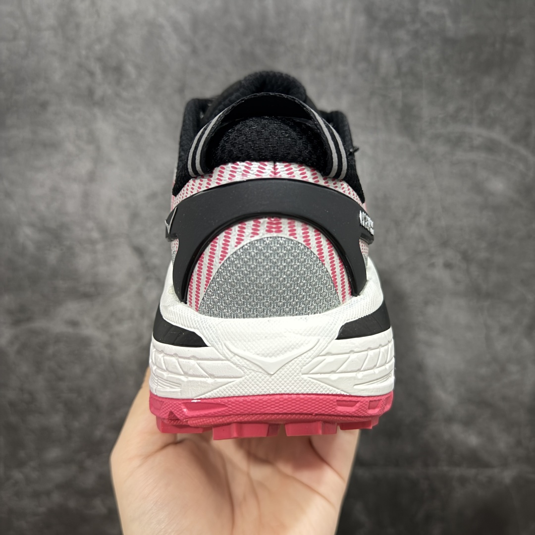 图片[4]-【公司级】HOKA ONE ONE Mafate Speed 2 Low 玛法特2代系列低帮轻量户外越野休闲运动慢跑鞋 HOKA ONE ONE 最近推出了一个胶囊系列 Origin Story 这个系列里的 Mafate Speed 2 可以说让我日思夜想有一阵子了 最近终于拔草 让我来分享一下这双也是上脚赞到爆的越野跑鞋吧 以阿尔卑斯山脉作为主题将亮黄色与蓝色调覆盖在这经典轮廓之上 配色的呈现效果相当亮眼 以至于很多人买这个配色是用来日常搭配的 鞋面采用超轻的无缝架构 轻薄的TPU贴在透气的鞋面材料上 减轻重量同时也保证了支撑性 鞋底则采用滚动平衡技术 引导跑者回归自然步态 祖传的神奇EVA材质中底依旧是一如既往地表现优秀 能提供充足的缓震 作为HOKA家的越野跑鞋 VIBRAM 橡胶大底也是必不可少的 即便在复杂湿滑的地形 依旧能有良好的抓地力及稳定性 鞋带采用了弹性不易松脱的扁宽弹性鞋带 前掌与中掌部分也进行了加宽 也更加适合亚洲人的脚型 是一款十分全面且足够强悍的户外硬核越野鞋 而这双极其亮眼的越野跑鞋恰好又是在江山一百中参赛的UTMB冠军 Ludovic POMMERET 夺冠时穿着的战靴 这就让它变得更加有吸引力了 用来日常搭配的话短裤是基本不挑 长裤我个人推荐阔腿裤 工装裤以及各种长筒牛仔裤都可以 尺码：36 36.5 37.5 38 38.5 39 40 40.5 41 42 42.5 43 44 44.5 45-选品中心