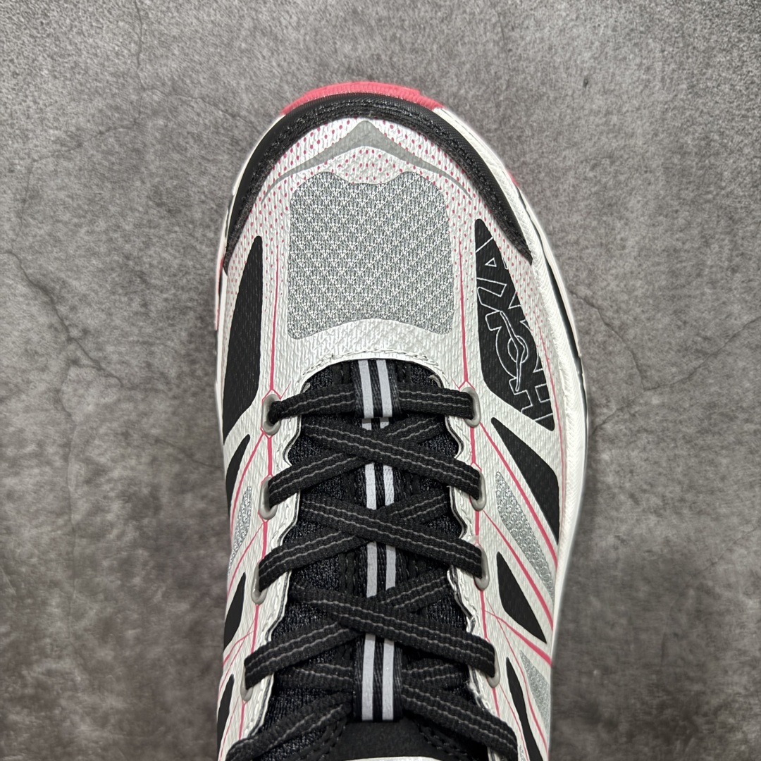 图片[5]-【公司级】HOKA ONE ONE Mafate Speed 2 Low 玛法特2代系列低帮轻量户外越野休闲运动慢跑鞋 HOKA ONE ONE 最近推出了一个胶囊系列 Origin Story 这个系列里的 Mafate Speed 2 可以说让我日思夜想有一阵子了 最近终于拔草 让我来分享一下这双也是上脚赞到爆的越野跑鞋吧 以阿尔卑斯山脉作为主题将亮黄色与蓝色调覆盖在这经典轮廓之上 配色的呈现效果相当亮眼 以至于很多人买这个配色是用来日常搭配的 鞋面采用超轻的无缝架构 轻薄的TPU贴在透气的鞋面材料上 减轻重量同时也保证了支撑性 鞋底则采用滚动平衡技术 引导跑者回归自然步态 祖传的神奇EVA材质中底依旧是一如既往地表现优秀 能提供充足的缓震 作为HOKA家的越野跑鞋 VIBRAM 橡胶大底也是必不可少的 即便在复杂湿滑的地形 依旧能有良好的抓地力及稳定性 鞋带采用了弹性不易松脱的扁宽弹性鞋带 前掌与中掌部分也进行了加宽 也更加适合亚洲人的脚型 是一款十分全面且足够强悍的户外硬核越野鞋 而这双极其亮眼的越野跑鞋恰好又是在江山一百中参赛的UTMB冠军 Ludovic POMMERET 夺冠时穿着的战靴 这就让它变得更加有吸引力了 用来日常搭配的话短裤是基本不挑 长裤我个人推荐阔腿裤 工装裤以及各种长筒牛仔裤都可以 尺码：36 36.5 37.5 38 38.5 39 40 40.5 41 42 42.5 43 44 44.5 45-选品中心