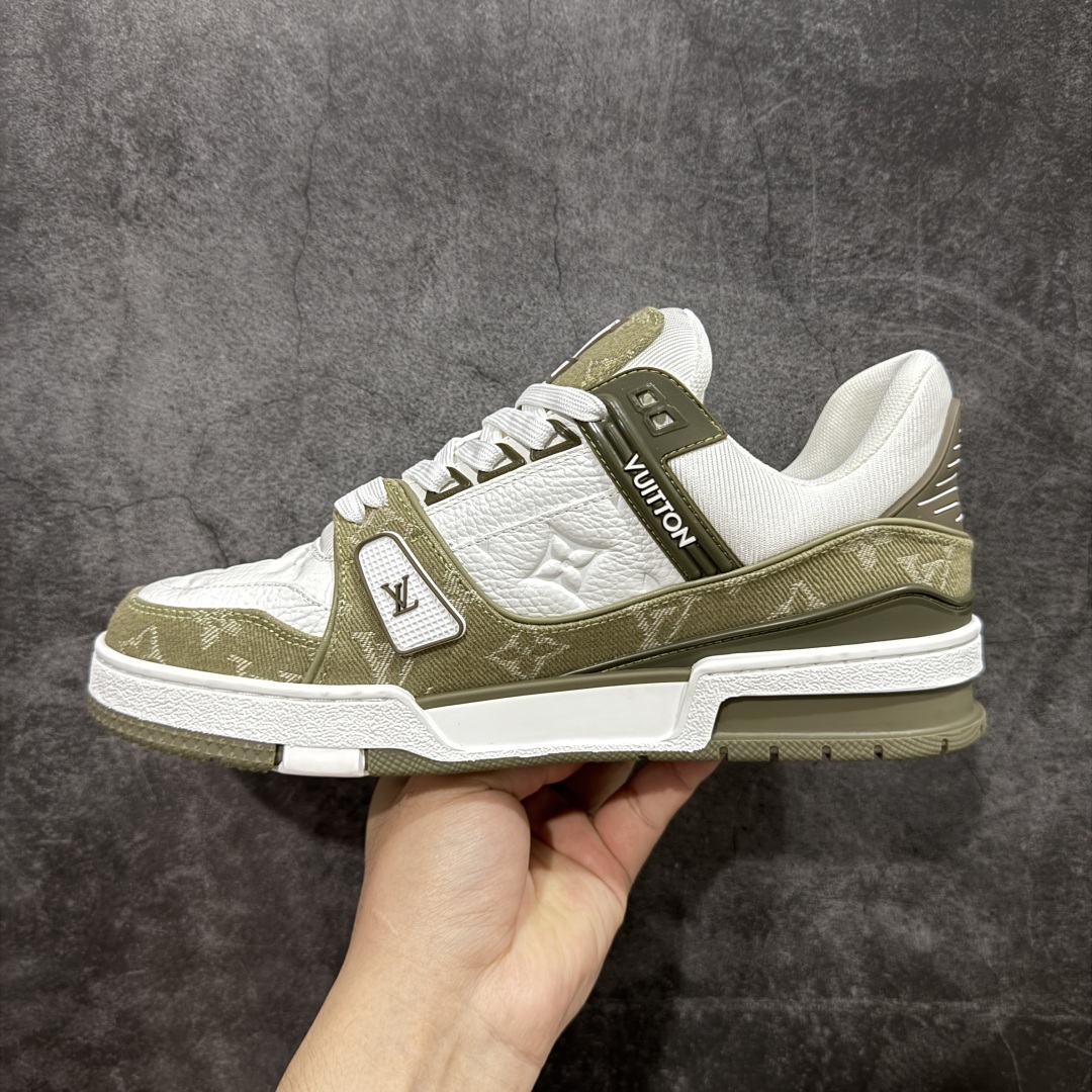 图片[2]-【顶级性价比版本】LV Trainer 白绿牛仔 双层飞机礼盒 中高端品质 价格超值不杀猪 非市面假特价版本 广东产 顶级品质 真材实料 不偷材料 市售数一数二的好货 放眼市场同价格绝对找不到比他更好的货⚠️ 工厂长期补货 价格优势供应 所有配色均原版购入开发打造 正确原版 超高还原度 空胶工艺 各细节到位 鞋面为细柔小牛皮 厚实织物鞋带正确扣子配件 正确牛仔布料无色差 图案对版对位 白色软质荔枝皮 老花压印到位 细节 版型全都没毛病 正确鞋垫 中高端零售 杀猪这个版本没毛病 品质见实拍 无需过多文案赘述！ 尺码： 35-45-选品中心