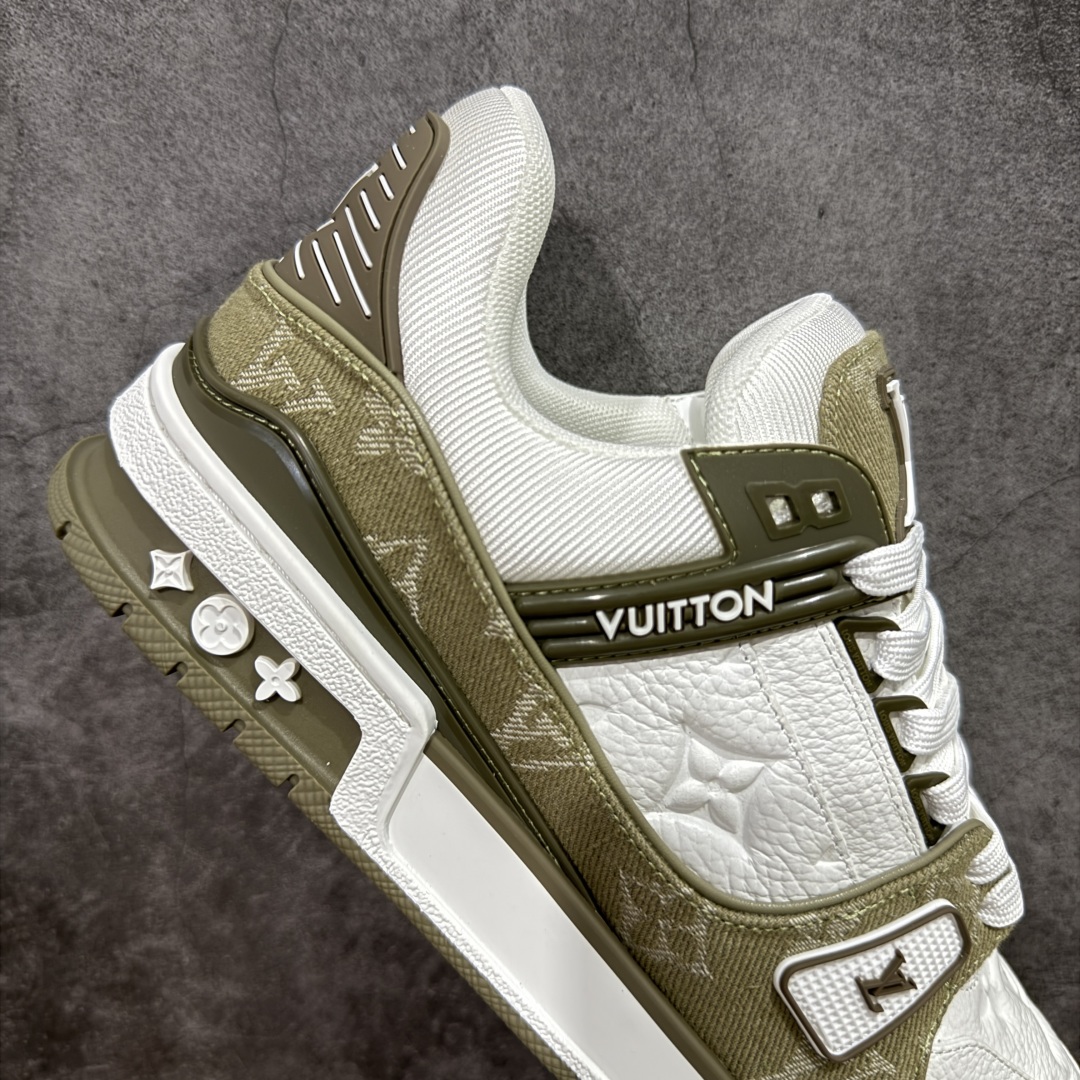 图片[7]-【顶级性价比版本】LV Trainer 白绿牛仔 双层飞机礼盒 中高端品质 价格超值不杀猪 非市面假特价版本 广东产 顶级品质 真材实料 不偷材料 市售数一数二的好货 放眼市场同价格绝对找不到比他更好的货⚠️ 工厂长期补货 价格优势供应 所有配色均原版购入开发打造 正确原版 超高还原度 空胶工艺 各细节到位 鞋面为细柔小牛皮 厚实织物鞋带正确扣子配件 正确牛仔布料无色差 图案对版对位 白色软质荔枝皮 老花压印到位 细节 版型全都没毛病 正确鞋垫 中高端零售 杀猪这个版本没毛病 品质见实拍 无需过多文案赘述！ 尺码： 35-45-选品中心