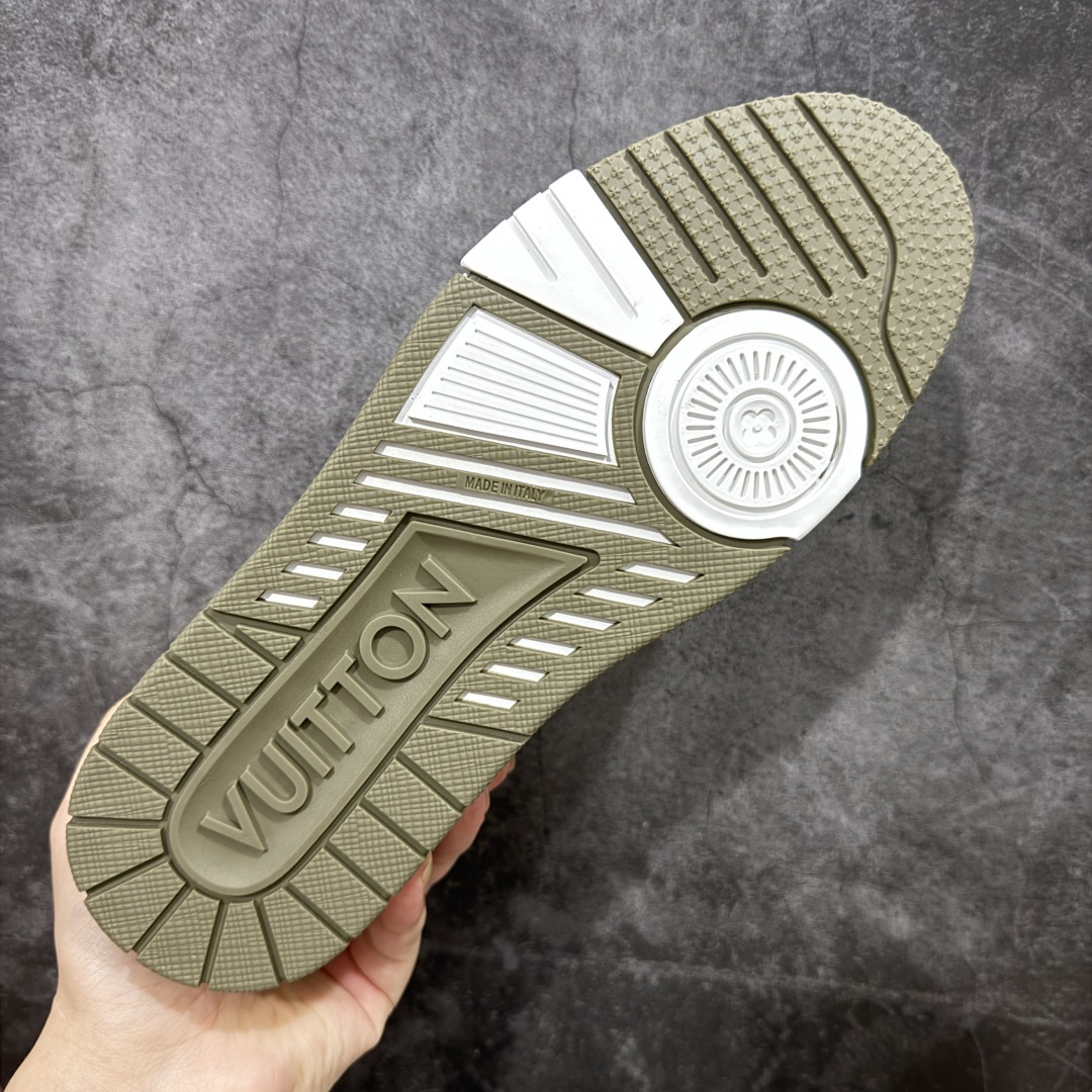 图片[9]-【顶级性价比版本】LV Trainer 白绿牛仔 双层飞机礼盒 中高端品质 价格超值不杀猪 非市面假特价版本 广东产 顶级品质 真材实料 不偷材料 市售数一数二的好货 放眼市场同价格绝对找不到比他更好的货⚠️ 工厂长期补货 价格优势供应 所有配色均原版购入开发打造 正确原版 超高还原度 空胶工艺 各细节到位 鞋面为细柔小牛皮 厚实织物鞋带正确扣子配件 正确牛仔布料无色差 图案对版对位 白色软质荔枝皮 老花压印到位 细节 版型全都没毛病 正确鞋垫 中高端零售 杀猪这个版本没毛病 品质见实拍 无需过多文案赘述！ 尺码： 35-45-选品中心