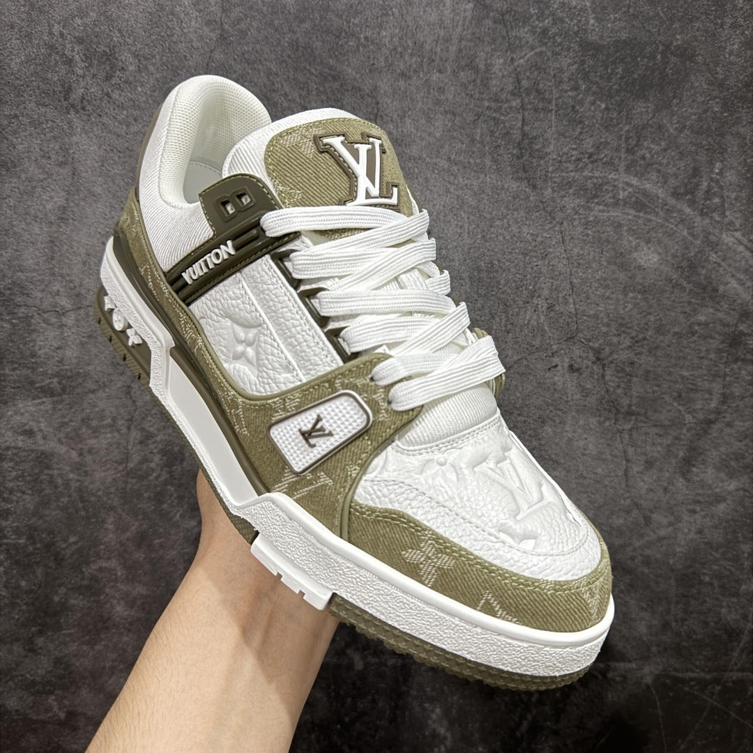 图片[3]-【顶级性价比版本】LV Trainer 白绿牛仔 双层飞机礼盒 中高端品质 价格超值不杀猪 非市面假特价版本 广东产 顶级品质 真材实料 不偷材料 市售数一数二的好货 放眼市场同价格绝对找不到比他更好的货⚠️ 工厂长期补货 价格优势供应 所有配色均原版购入开发打造 正确原版 超高还原度 空胶工艺 各细节到位 鞋面为细柔小牛皮 厚实织物鞋带正确扣子配件 正确牛仔布料无色差 图案对版对位 白色软质荔枝皮 老花压印到位 细节 版型全都没毛病 正确鞋垫 中高端零售 杀猪这个版本没毛病 品质见实拍 无需过多文案赘述！ 尺码： 35-45-选品中心