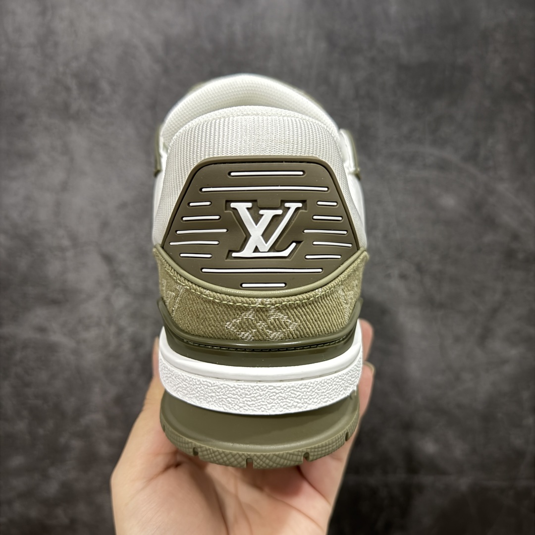 图片[4]-【顶级性价比版本】LV Trainer 白绿牛仔 双层飞机礼盒 中高端品质 价格超值不杀猪 非市面假特价版本 广东产 顶级品质 真材实料 不偷材料 市售数一数二的好货 放眼市场同价格绝对找不到比他更好的货⚠️ 工厂长期补货 价格优势供应 所有配色均原版购入开发打造 正确原版 超高还原度 空胶工艺 各细节到位 鞋面为细柔小牛皮 厚实织物鞋带正确扣子配件 正确牛仔布料无色差 图案对版对位 白色软质荔枝皮 老花压印到位 细节 版型全都没毛病 正确鞋垫 中高端零售 杀猪这个版本没毛病 品质见实拍 无需过多文案赘述！ 尺码： 35-45-选品中心