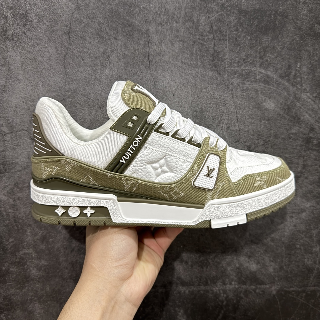 【顶级性价比版本】LV Trainer 白绿牛仔 双层飞机礼盒 中高端品质 价格超值不杀猪 非市面假特价版本 广东产 顶级品质 真材实料 不偷材料 市售数一数二的好货 放眼市场同价格绝对找不到比他更好的货⚠️ 工厂长期补货 价格优势供应 所有配色均原版购入开发打造 正确原版 超高还原度 空胶工艺 各细节到位 鞋面为细柔小牛皮 厚实织物鞋带正确扣子配件 正确牛仔布料无色差 图案对版对位 白色软质荔枝皮 老花压印到位 细节 版型全都没毛病 正确鞋垫 中高端零售 杀猪这个版本没毛病 品质见实拍 无需过多文案赘述! 尺码: 35-45-选品中心
